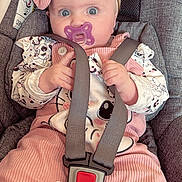 Ariana participe au concours pour gagner de l'argent avec cette photo : baby, big_eyes, blue_eyes, bow, buckle, car_seat, child, closeup, corduroy, fabric_texture, hands, harness, headband, infant, onesie, pacifier, pink_clothing, portrait, seat_belt, surprised_expression