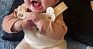 Ariana a rejoint le concours — aidez-le/la à gagner de superbes lots ! baby, bedroom, beige_clothing, blue_eyes, child, closeup, cute, hands, happy, headboard, infant, onesie, open_mouth, overalls, pillow, plush_rug, portrait, sitting, smile, tongue