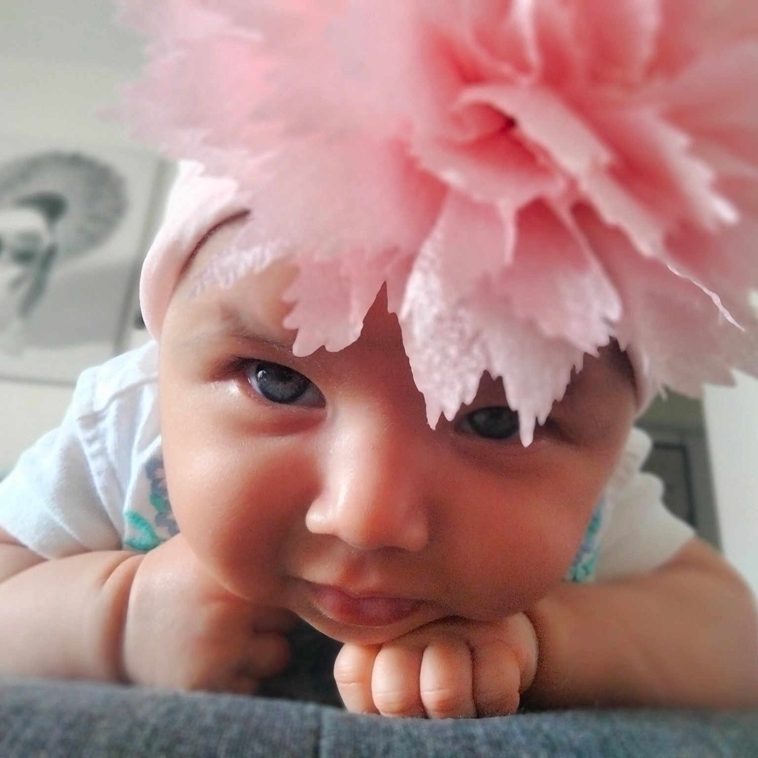 Jullia a rejoint le concours — aidez-le/la à gagner de superbes lots ! baby, cap, eyelash, fashion_accessory, finger, fur, gesture, happy, headband, headpiece, helmet, linens, mouth, nose, petal, pink, skin, textile, thumb, toddler