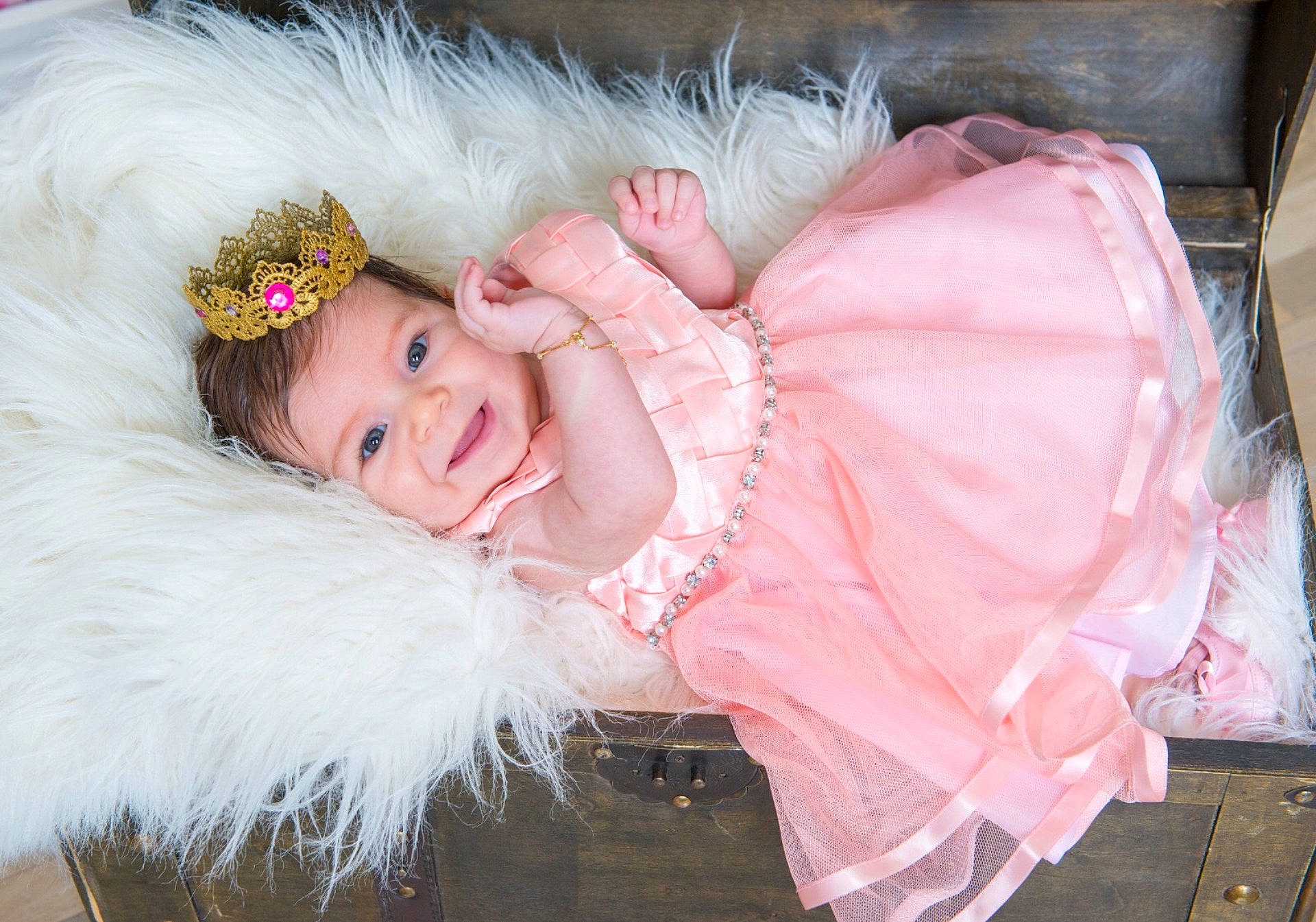 Yasmin is registered to the contest to win money with this photo: beauty, child, eye, fun, fur, girl, hair_accessory, human_hair_color, infant, iris, person, pink, product, skin, smile, textile, toddler