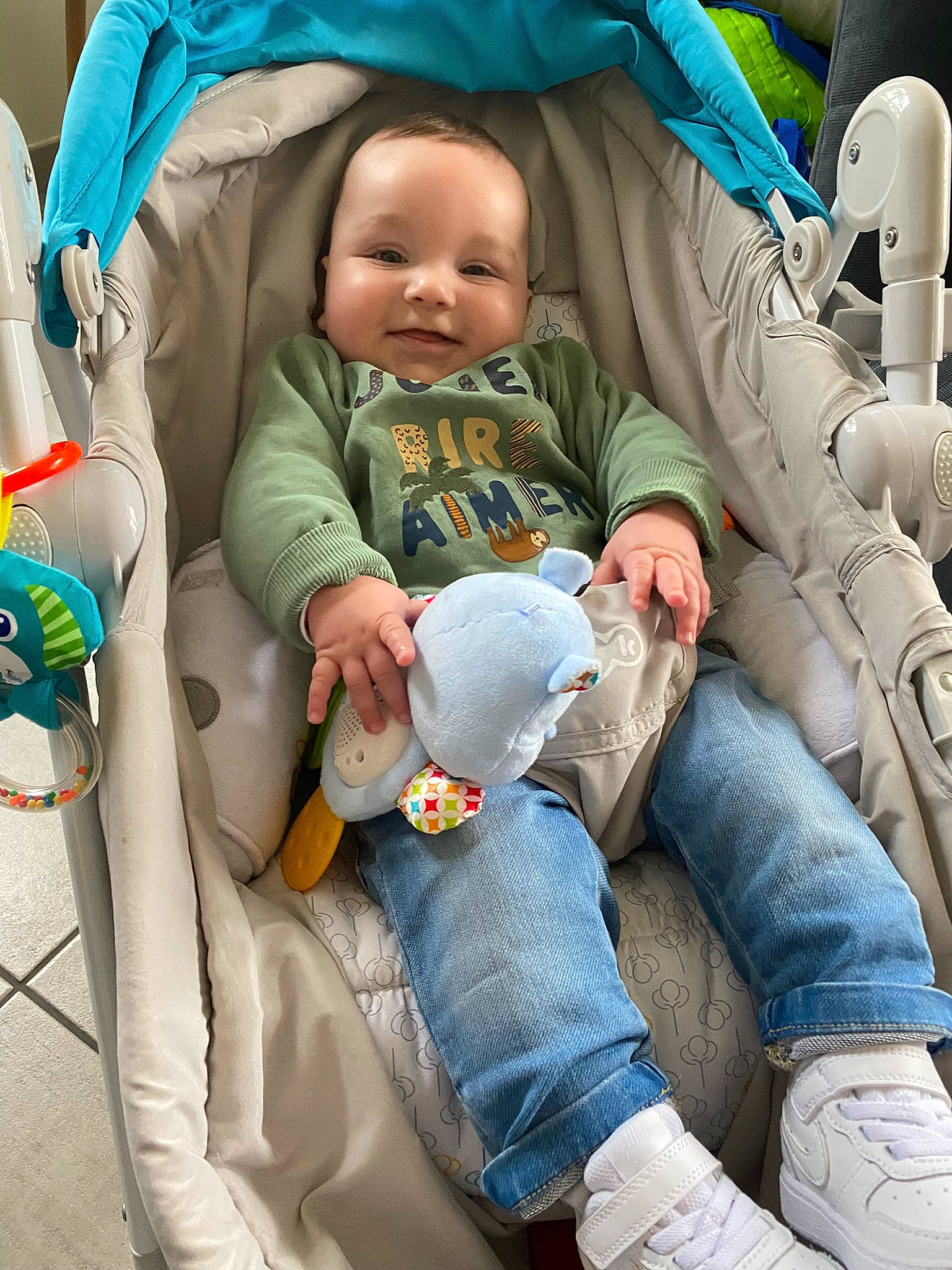 Charlie a rejoint le concours — aidez-le/la à gagner de superbes lots ! baby, baby_toddler_clothing, blue, cheek, comfort, eye, finger, green, head, human, human_body, jeans, organ, person, photograph, product, skin, smile, textile, toddler