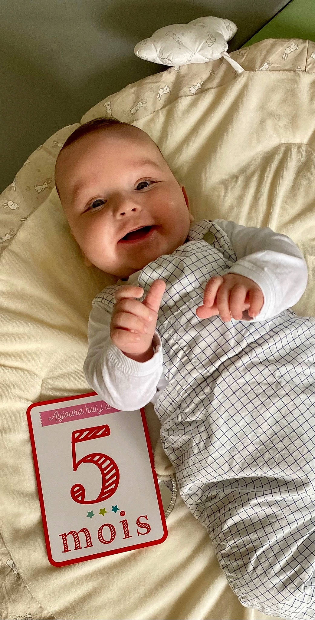 Charlie participe au concours pour gagner de l'argent avec cette photo : baby, baby_products, baby_toddler_clothing, carmine, cheek, child, comfort, facial_expression, finger, gesture, happy, linens, pattern, person, plaid, room, sleeve, smile, textile, thumb