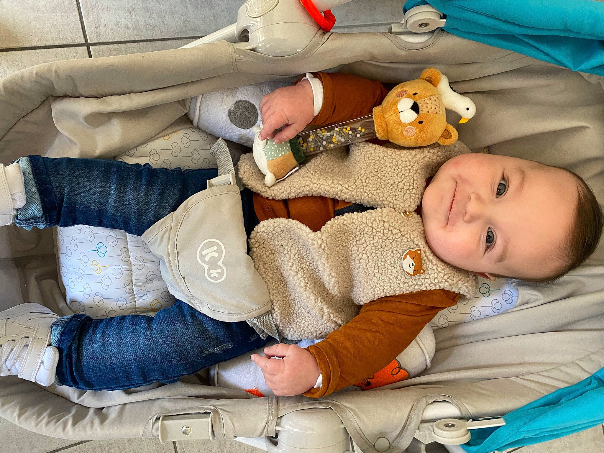 Charlie a rejoint le concours — aidez-le/la à gagner de superbes lots ! art, baby, baby_carriage, baby_products, baby_sleeping, baby_toddler_clothing, child, comfort, human_leg, joy, linens, pattern, person, sitting, sleep, smile, textile, thigh, toddler, toy