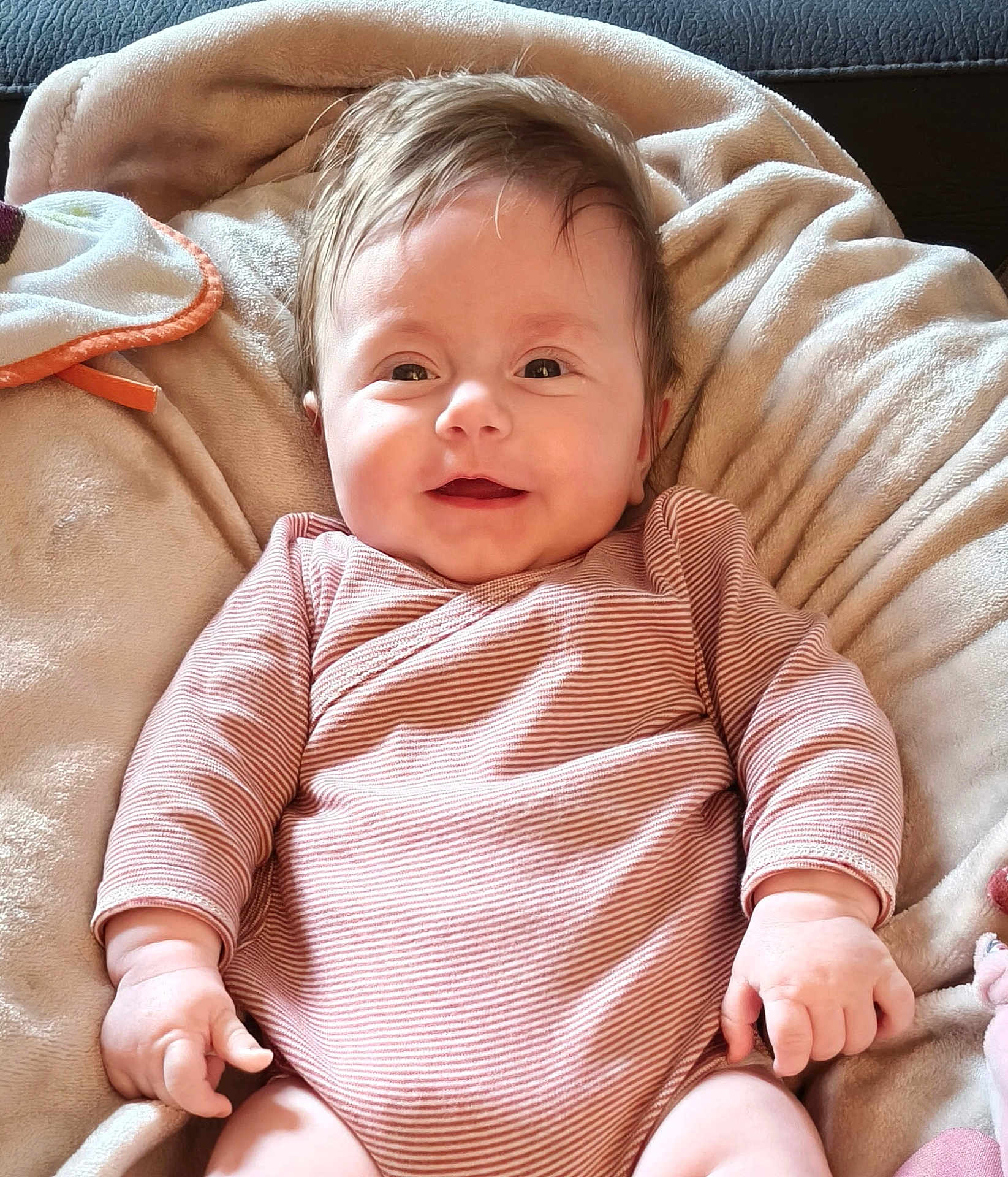 Athénaïs a rejoint le concours — aidez-le/la à gagner de superbes lots ! baby, infant, smiling, onesie, striped_clothing, blanket, soft_texture, happy, face, hands, skin, hair, indoor, child, cute, portrait, cozy, relaxed, young, person