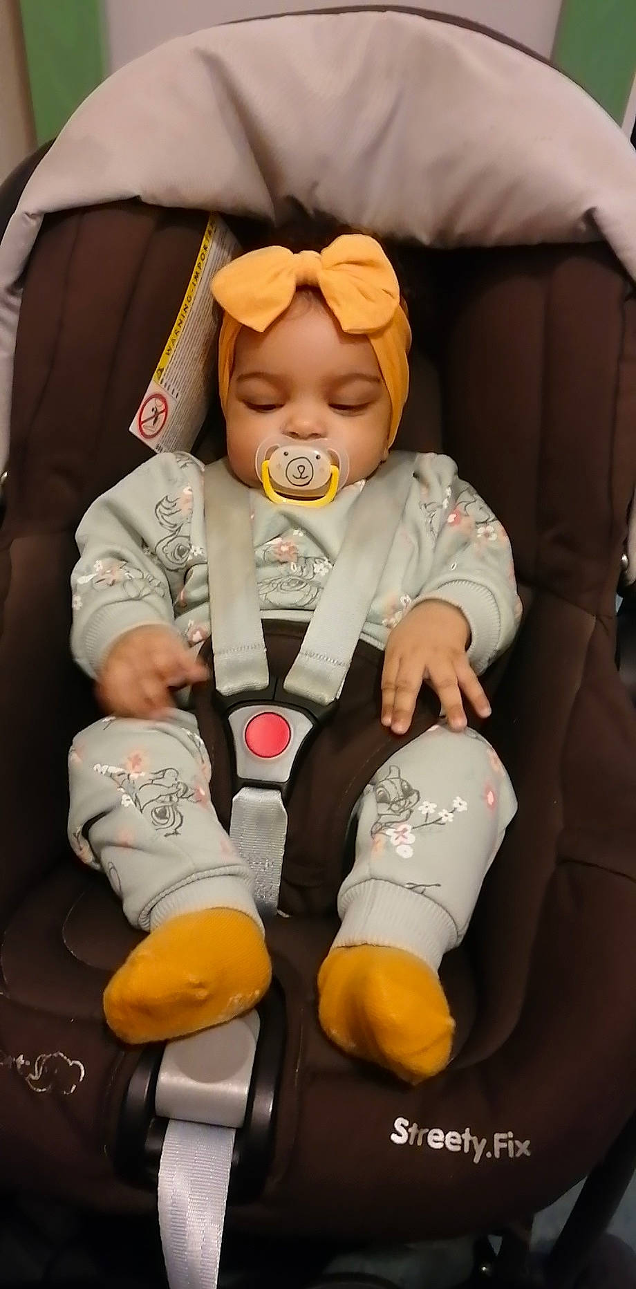 Aïssa a rejoint le concours — aidez-le/la à gagner de superbes lots ! baby, baby_carriage, baby_in_car_seat, baby_products, baby_safety, baby_toddler_clothing, car_seat, carmine, cheek, child, comfort, finger, gesture, headwear, lap, person, personal_protective_equipment, seat_belt, sitting, sleeve