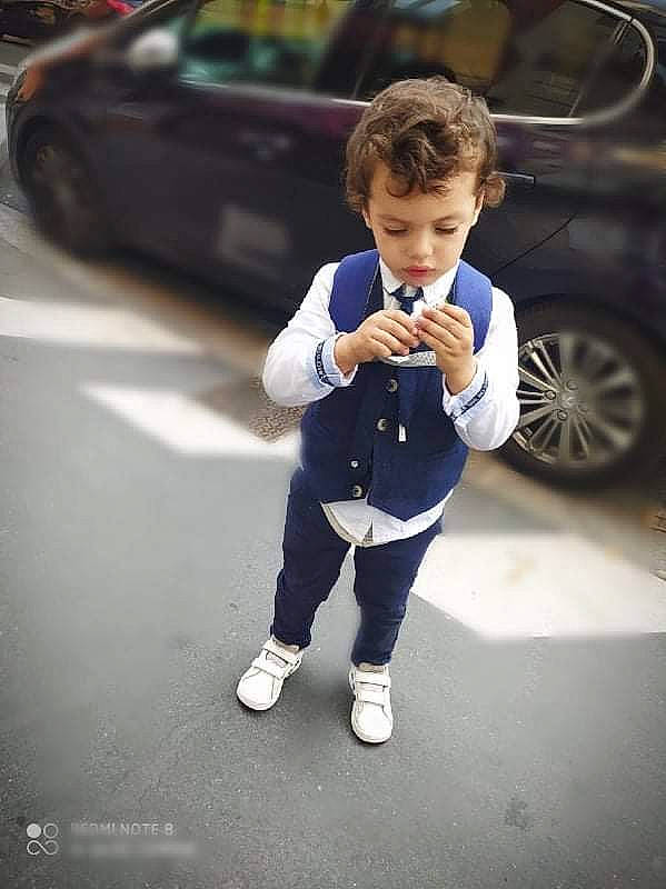 Issef a rejoint le concours — aidez-le/la à gagner de superbes lots ! asphalt, automotive_design, automotive_exterior, automotive_lighting, automotive_tire, car, electric_blue, gesture, hair, land_vehicle, motor_vehicle, parking, person, personal_luxury_car, rim, street_fashion, tire, toddler, vehicle, vehicle_door