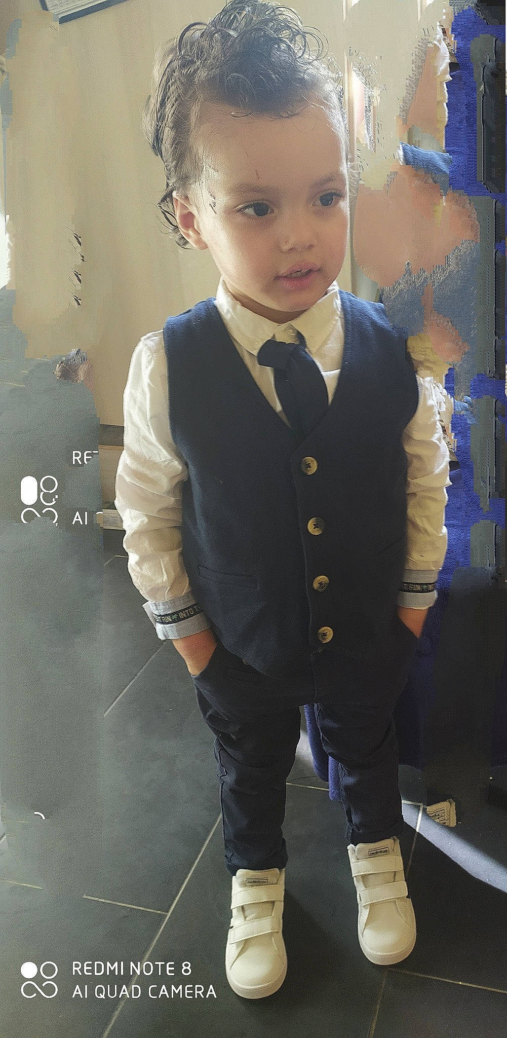 Issef a rejoint le concours — aidez-le/la à gagner de superbes lots ! blazer, blond, bow_tie, button, child, collar, cool, denim, dress_shirt, face, fashion_design, formal_wear, hairstyle, outerwear, pattern, person, sleeve, street_fashion, tie, toddler