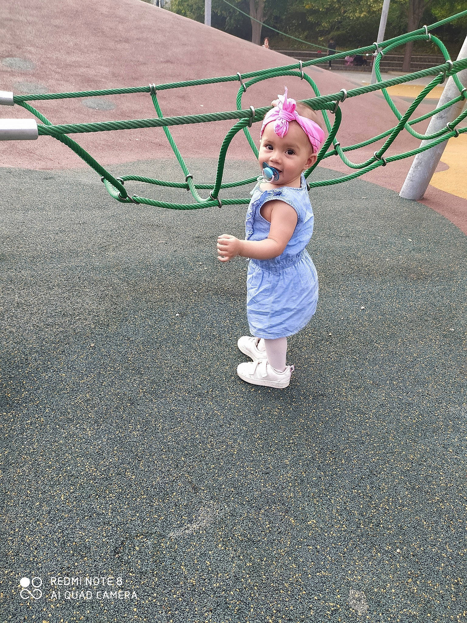 Kayla a rejoint le concours — aidez-le/la à gagner de superbes lots ! asphalt, baby, child, city, fashion_accessory, fun, grass, happy, hat, leisure, person, plant, play, recreation, road_surface, smile, soil, sun_hat, t_shirt, toddler