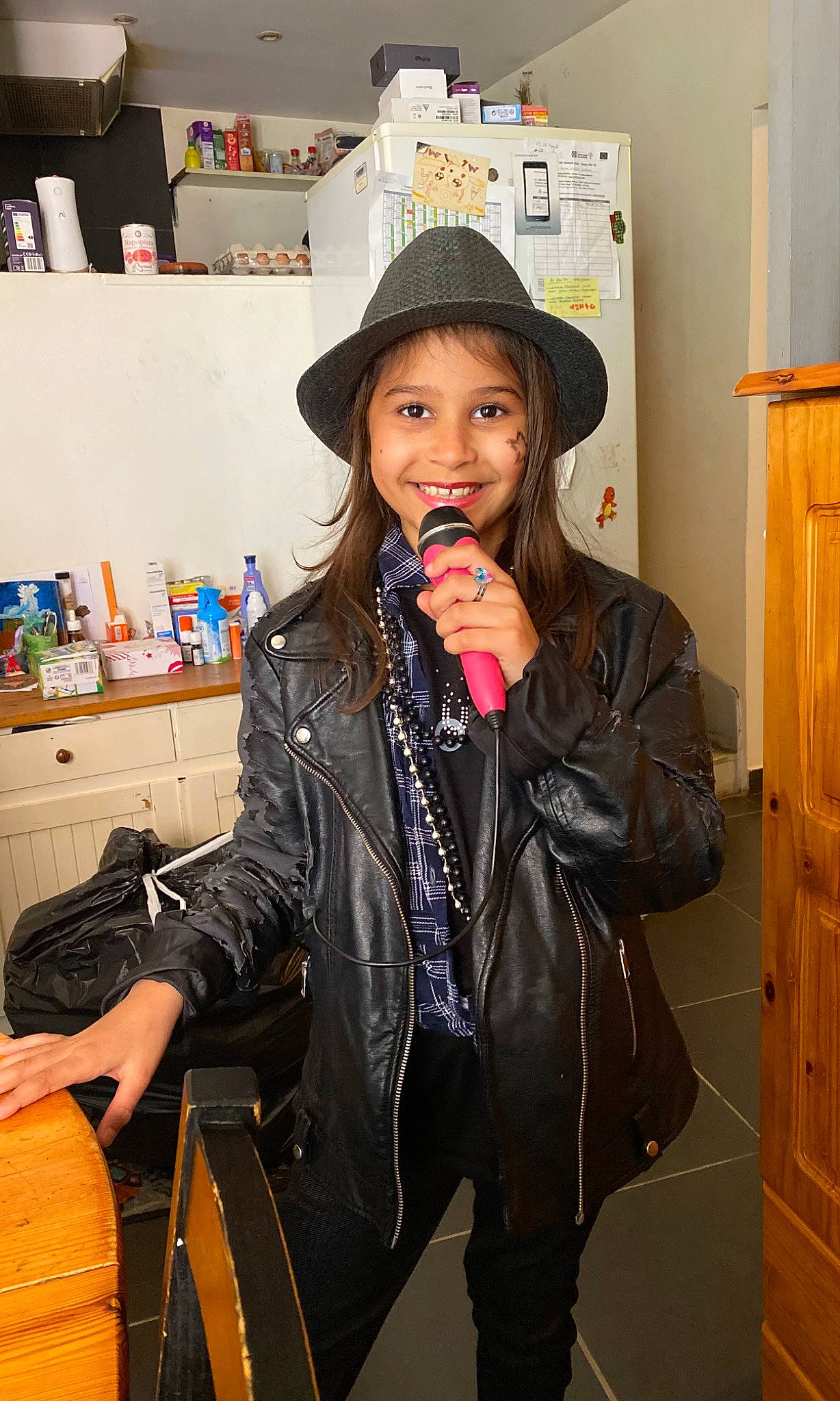 Lucie a rejoint le concours — aidez-le/la à gagner de superbes lots ! beauty, cap, denim, door, eyewear, fashion, fashion_accessory, fashion_design, hat, headwear, jewellery, joy, leather_jacket, lip, long_hair, microphone, outerwear, person, sleeve, sun_hat