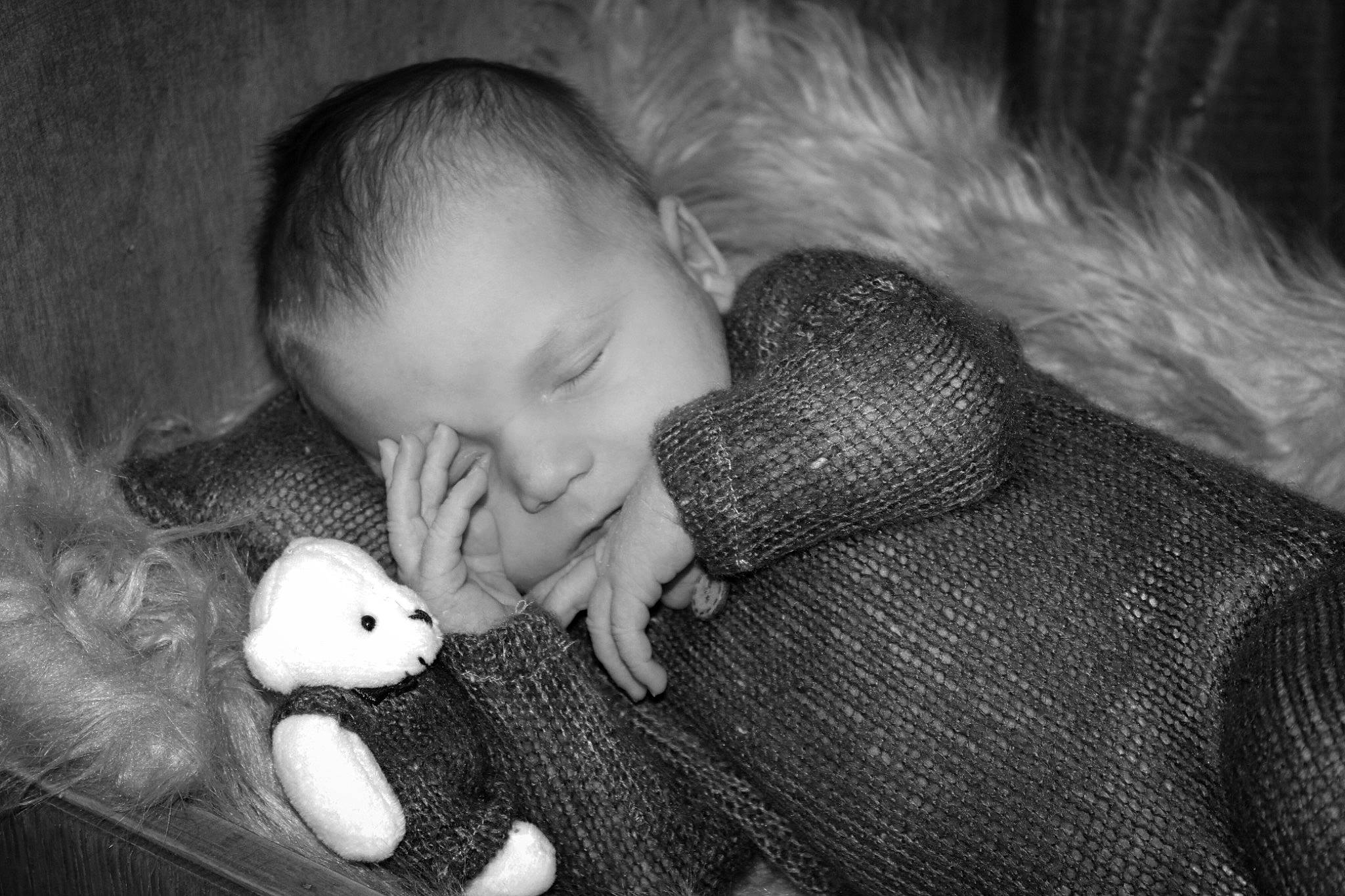 Maëlo a rejoint le concours — aidez-le/la à gagner de superbes lots ! baby, black_and_white, comfort, ear, finger, flash_photography, gesture, grey, hand, happy, human, monochrome_photography, nose, people, person, skin, style, toddler, toy, vertebrate