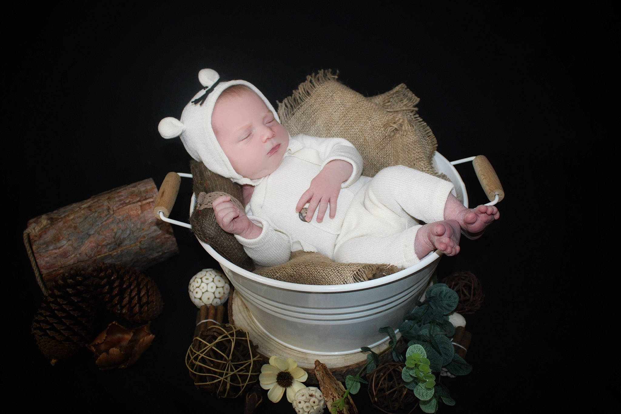 Maëlo a rejoint le concours — aidez-le/la à gagner de superbes lots ! baby, baby_carriage, baby_products, baby_safety, baby_toddler_clothing, baby_toys, basket, bathing, child, comfort, flash_photography, flooring, fun, infant_bed, person, product, room, sitting, stuffed_toy, toddler