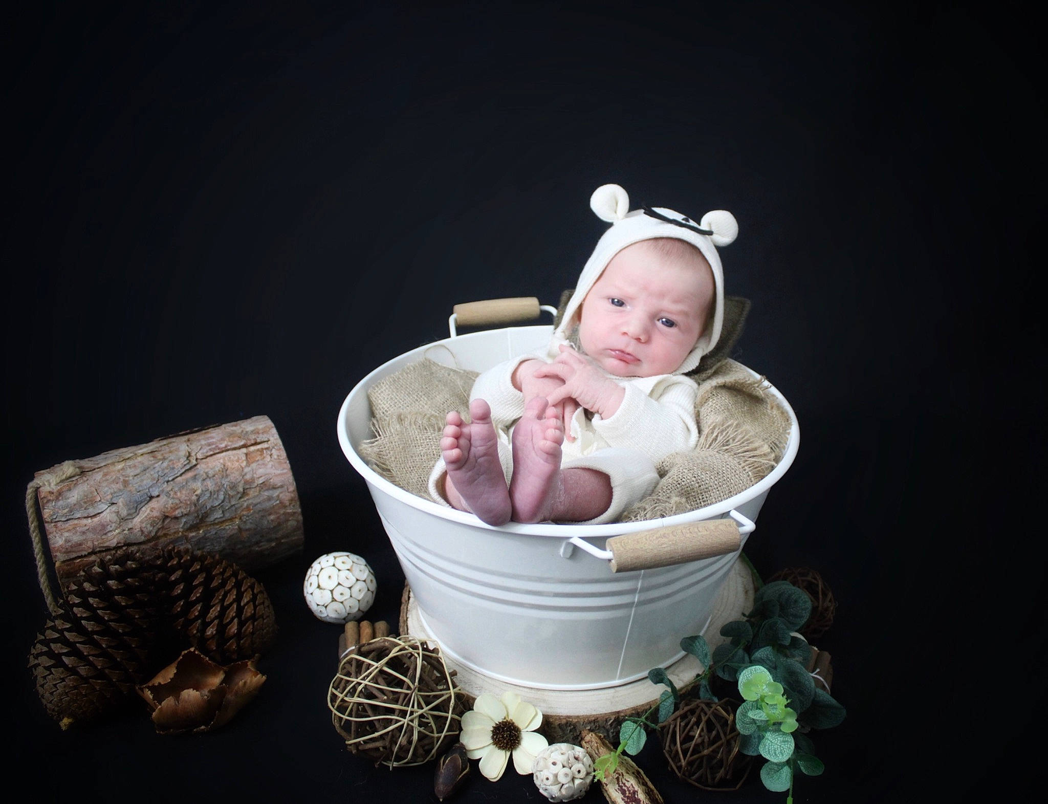 Maëlo participe au concours pour gagner de l'argent avec cette photo : baby, baby_products, baby_safety, baby_toddler_clothing, baby_toys, basket, bowl, ceramic, child, dishware, fashion_accessory, person, porcelain, serveware, sitting, still_life_photography, storage_basket, sweetness, tableware, toddler