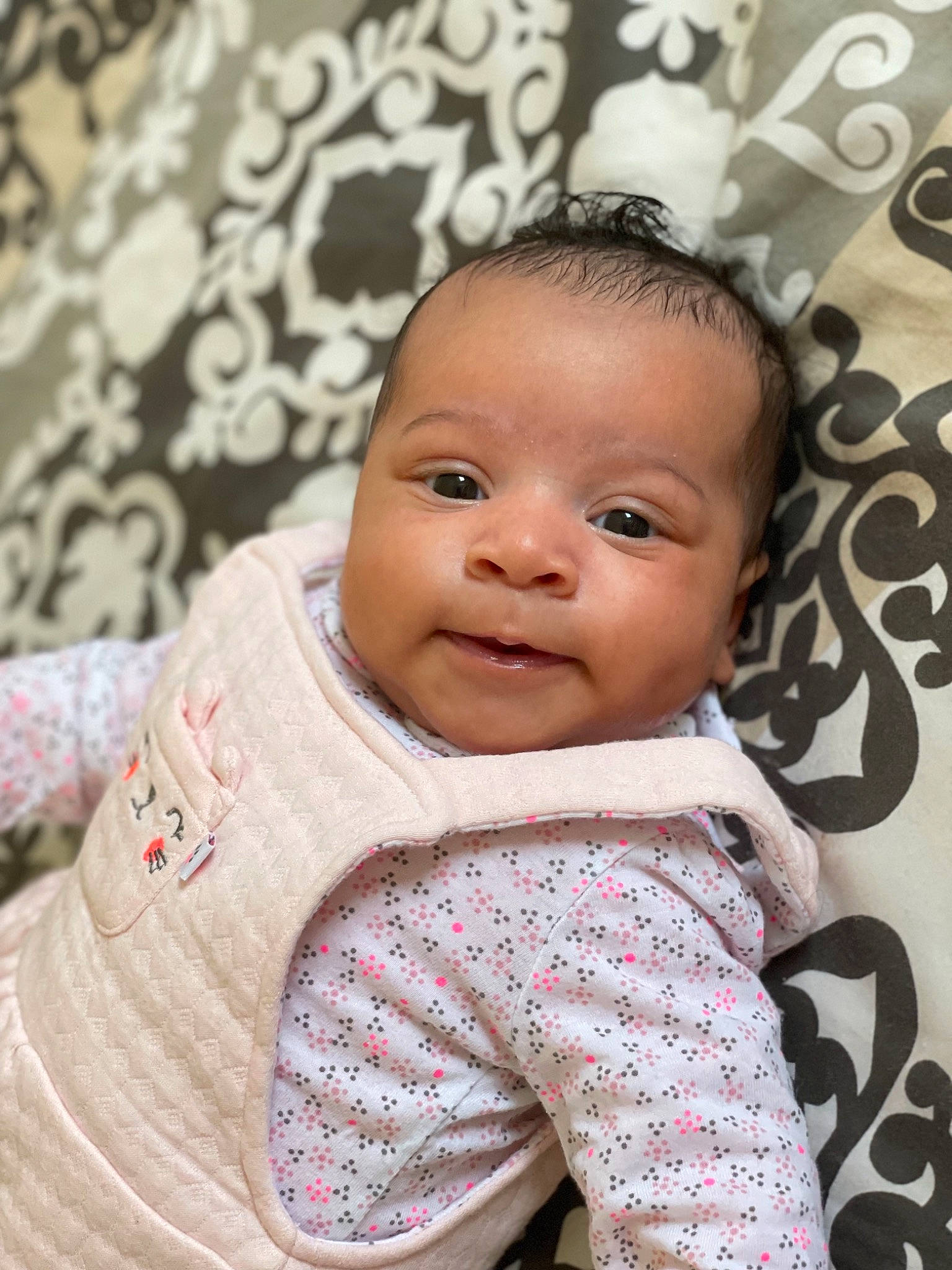 Nelya a rejoint le concours — aidez-le/la à gagner de superbes lots ! baby, baby_toddler_clothing, cheek, chin, eye, eyebrow, eyelash, face, hairstyle, happy, head, iris, lip, nose, person, pink, skin, sleeve, smile, toddler