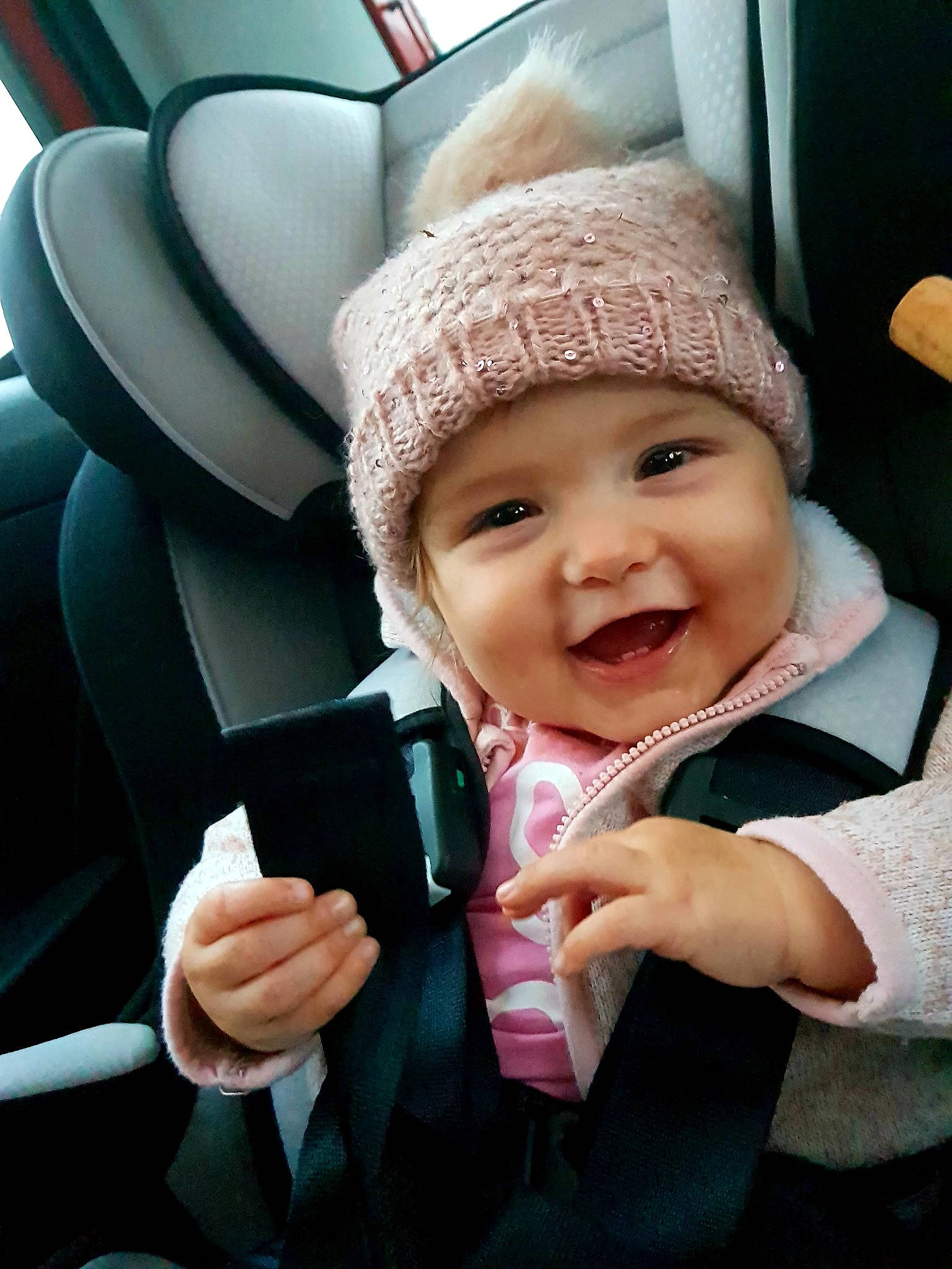 Siana a rejoint le concours — aidez-le/la à gagner de superbes lots ! child, ear, fashion_accessory, finger, fun, girl, hand, headgear, headwear, joy, mouth, nose, person, product, skin, smile, toddler