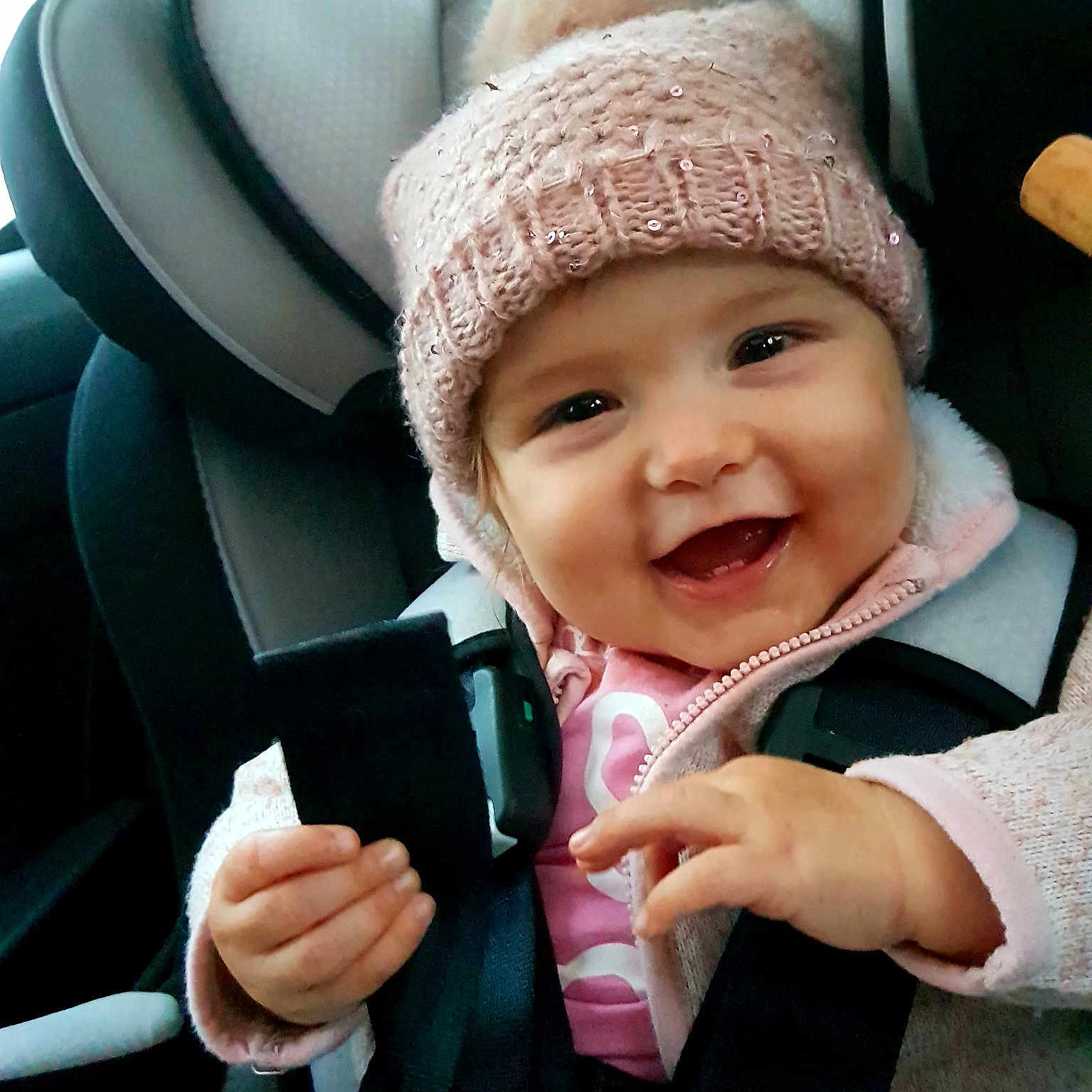 Siana a rejoint le concours — aidez-le/la à gagner de superbes lots ! child, ear, fashion_accessory, finger, fun, girl, hand, headgear, headwear, joy, mouth, nose, person, product, skin, smile, toddler