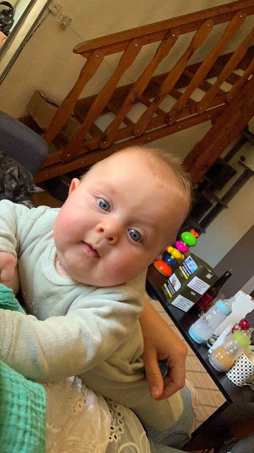 Logan a rejoint le concours — aidez-le/la à gagner de superbes lots ! abdomen, baby, baby_products, baby_toddler_clothing, chair, cheek, child, comfort, drawer, eye, flooring, fun, happy, person, room, sitting, skin, toddler, vacation, water_bottle