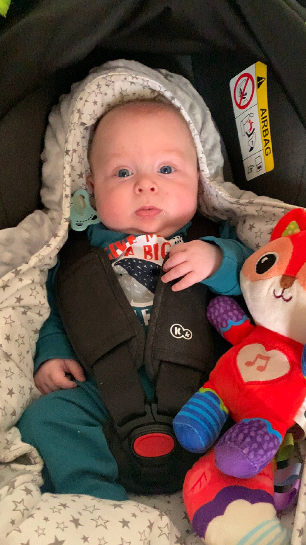 Logan a rejoint le concours — aidez-le/la à gagner de superbes lots ! baby, baby_toddler_clothing, cheek, child, comfort, eye, face, facial_expression, finger, head, headgear, lip, mouth, nose, organ, people, person, product, skin, textile