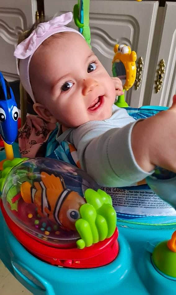 Rachel participe au concours pour gagner de l'argent avec cette photo : baby, baby_products, baby_toddler_clothing, blue, cheek, child, facial_expression, fun, green, happy, mouth, organ, person, photograph, play, product, room, smile, snapshot, toddler