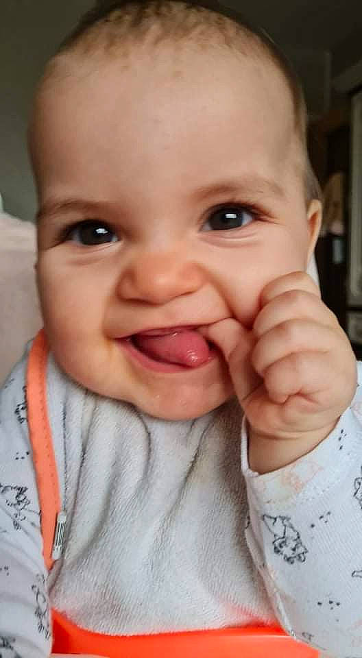 Rachel a rejoint le concours — aidez-le/la à gagner de superbes lots ! baby, cheek, chin, ear, eyebrow, eyelash, facial_expression, finger, forehead, gesture, happy, iris, joy, lip, mouth, nose, person, skin, sleeve, smile