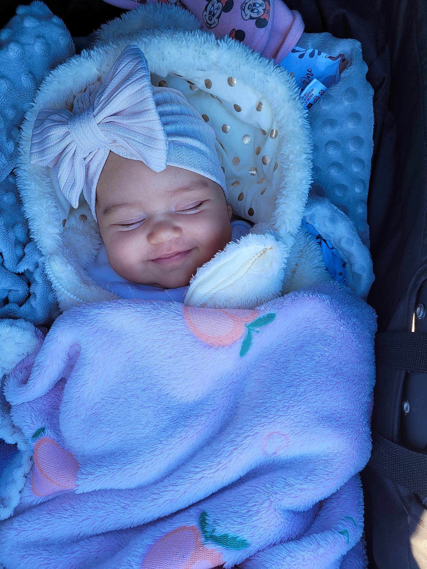 Sinaï a rejoint le concours — aidez-le/la à gagner de superbes lots ! baby, blanket, bow, clothing, face, headwear, infant, nap, person, portrait, sleeping, soft, smile, toddler, warm, cute, wrapped, cozy, fabric, headwrap