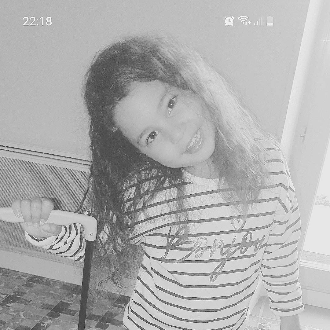 Manel participe au concours pour gagner de l'argent avec cette photo : beauty, black_and_white, child, eye, face, hair, hairstyle, head, joy, lip, long_hair, monochrome, monochrome_photography, person, photograph, photography, portrait, portrait_photography, smile, snapshot