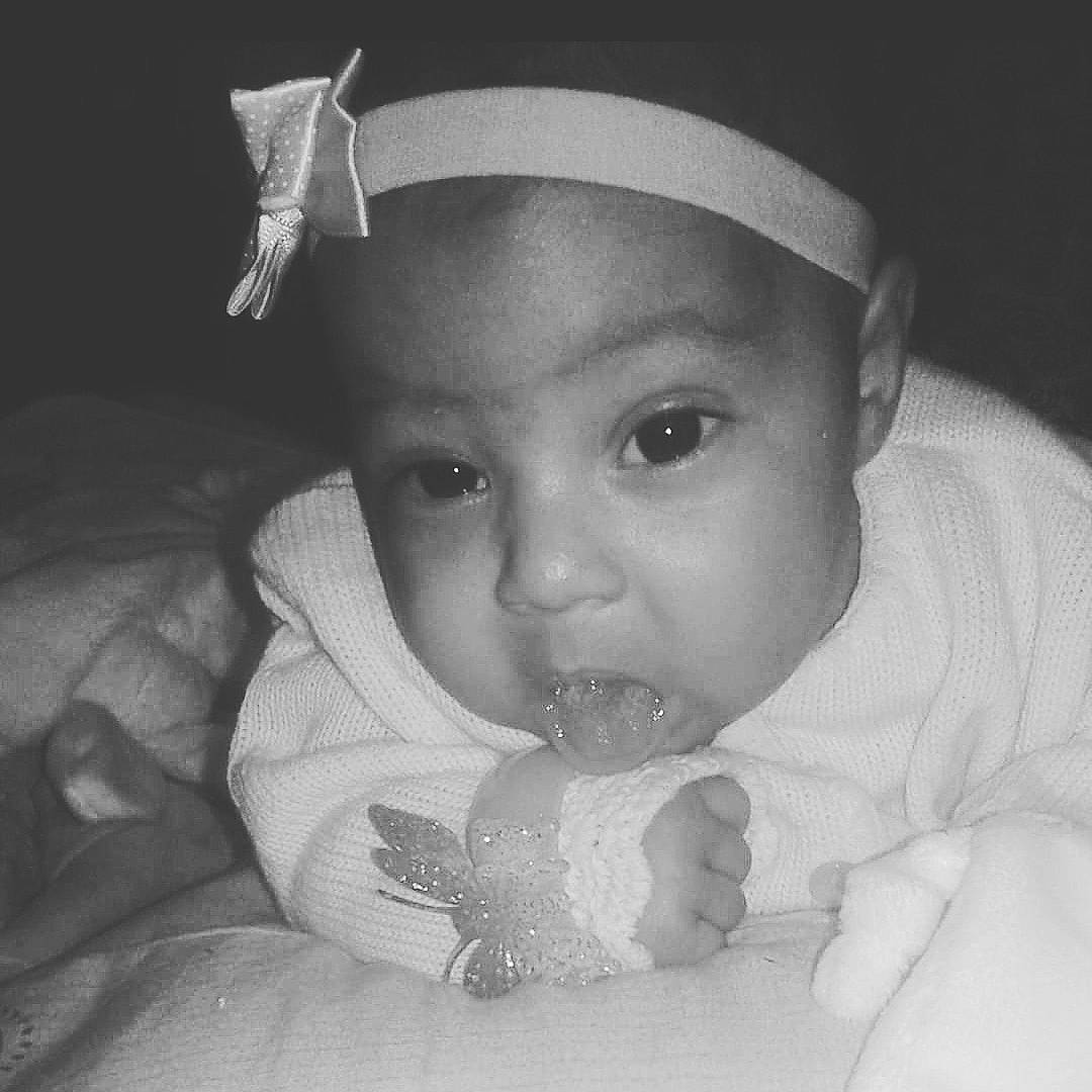 Manel participe au concours pour gagner de l'argent avec cette photo : baby, black_and_white, child, eye, face, head, headgear, lip, monochrome, monochrome_photography, mouth, nose, person, photograph, photography, portrait, smile, snapshot, stock_photography, toddler