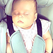 Esmée participe au concours pour gagner de l'argent avec cette photo : baby, sleeping, car_seat, child, infant, seatbelt, clothing, pink, face, head, hands, safety, rest, peaceful, transportation, young_child, closeup, portrait, seat, baby_carrier