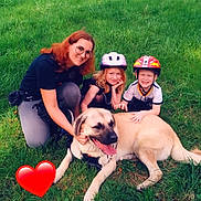 Kral a rejoint le concours — aidez-le/la à gagner de superbes lots ! woman, child, dog, grass, outdoor, helmet, smiling, happy, pet, animal, nature, family, playing, casual_clothing, red_hair, greenery, summer, love, heart_emoji, posing