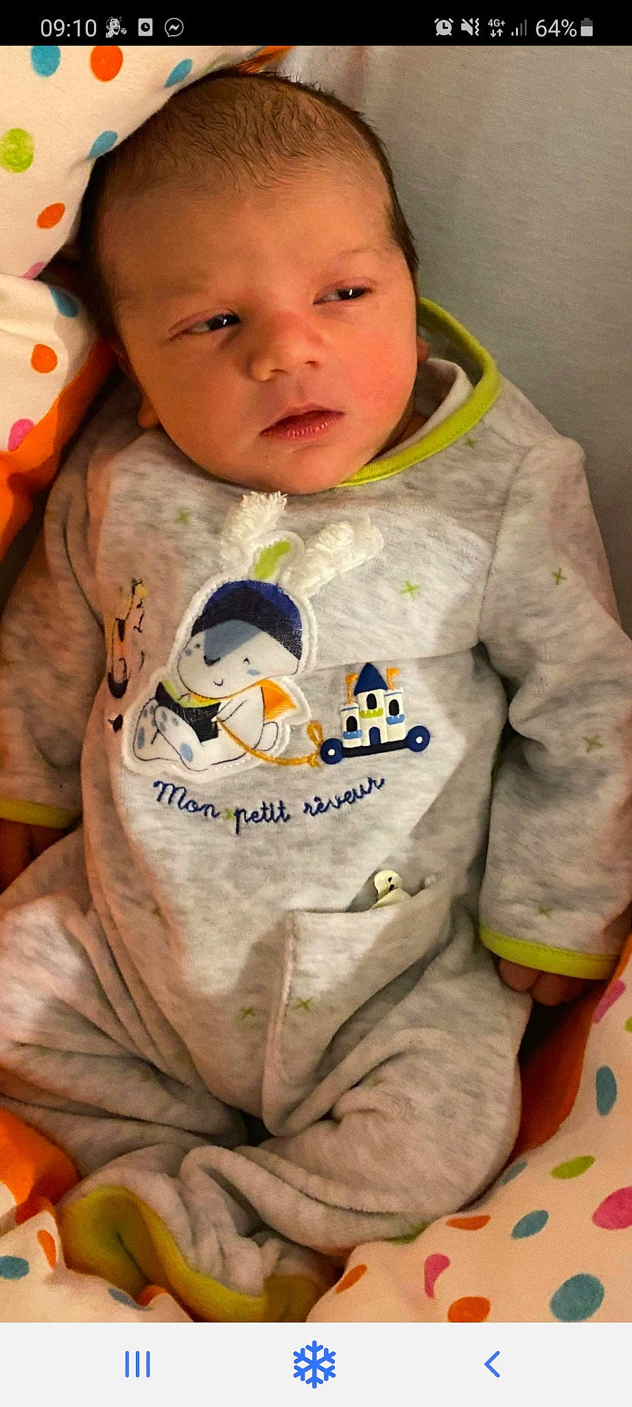 Maxence participe au concours pour gagner de l'argent avec cette photo : baby, baby_toddler_clothing, bib, cheek, child, face, hairstyle, happy, head, human, jacket, nose, orange, outerwear, person, product, skin, sleeve, t_shirt, textile