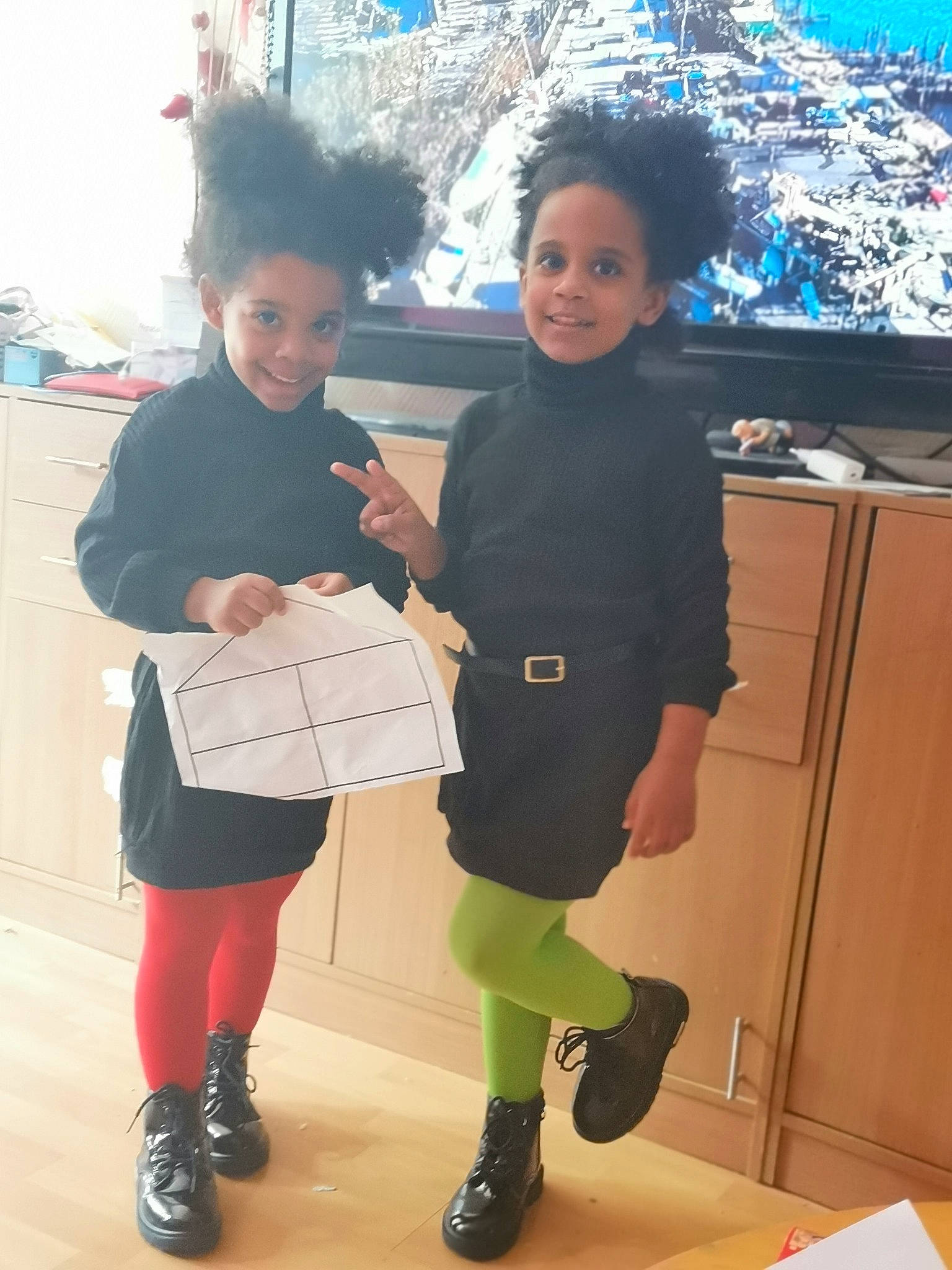 Salomee Et Lya a rejoint le concours — aidez-le/la à gagner de superbes lots ! bag, boot, child, electric_blue, event, fashion_design, fun, happy, human_leg, joint, joy, knee, leg, luggage_and_bags, person, smile, sneakers, sock, standing, t_shirt