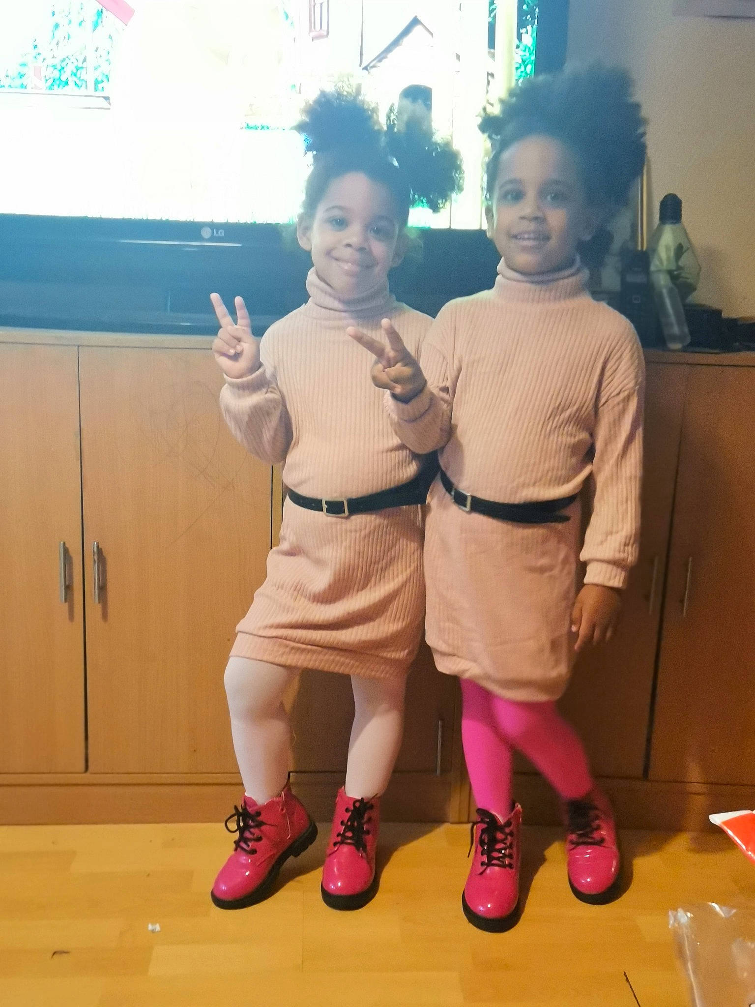 Salomee Et Lya a rejoint le concours — aidez-le/la à gagner de superbes lots ! boot, child, event, flooring, fun, gesture, happy, human_leg, joy, knee, leg, magenta, person, sandal, shoe, smile, sneakers, sock, thigh, thumb
