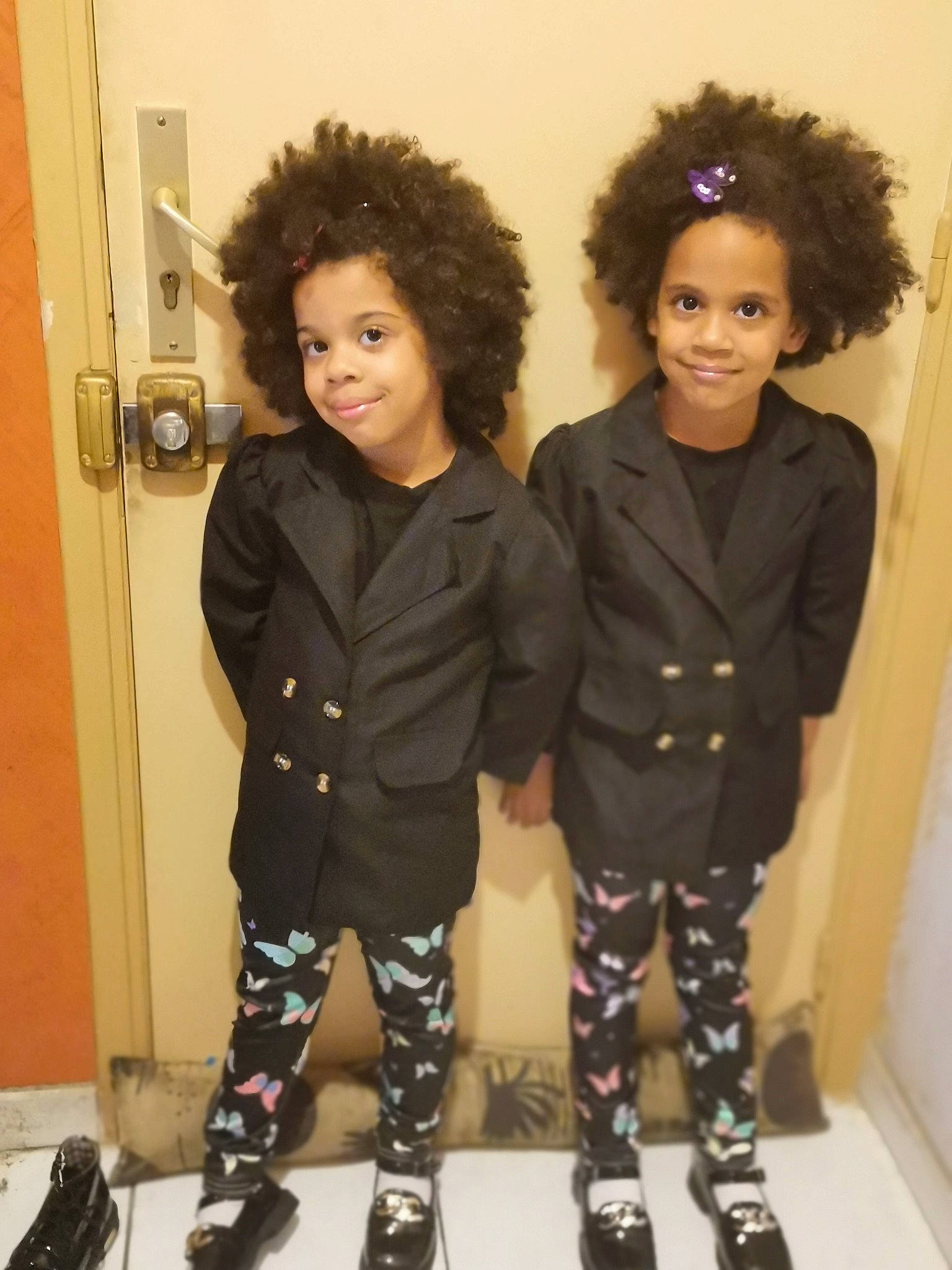 Salomee Et Lya a rejoint le concours — aidez-le/la à gagner de superbes lots ! afro, black_hair, camouflage, door, fashion_design, hair, hairstyle, head, jheri_curl, joint, joy, knee, leg, military_camouflage, outerwear, person, shoe, sleeve, smile, sock