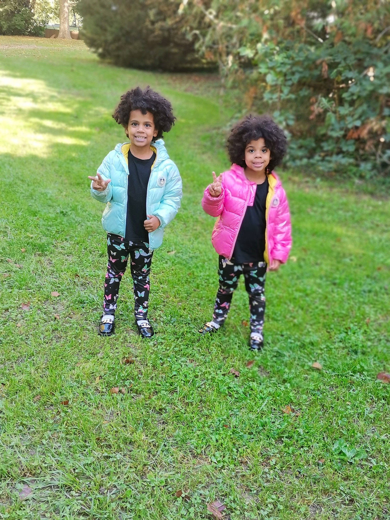 Salomee Et Lya participe au concours pour gagner de l'argent avec cette photo : botany, child, garden, gesture, grass, grass_family, grassland, groundcover, happy, joy, lawn, leisure, natural_landscape, people_in_nature, person, plant, recreation, smile, spring, toddler
