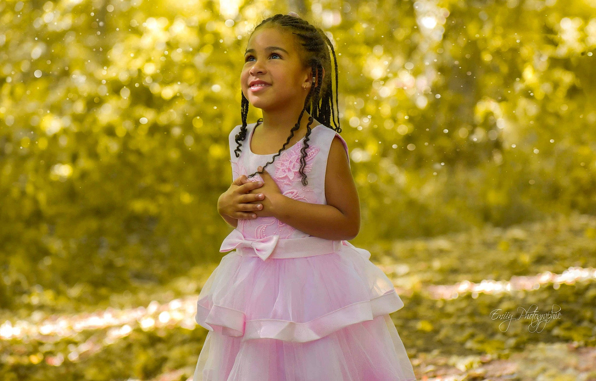 Jada participe au concours pour gagner de l'argent avec cette photo : beauty, blond, botany, child, dress, facial_expression, grass, green, happy, joy, leaf, light, people_in_nature, person, photograph, photography, pink, smile, spring, sunlight