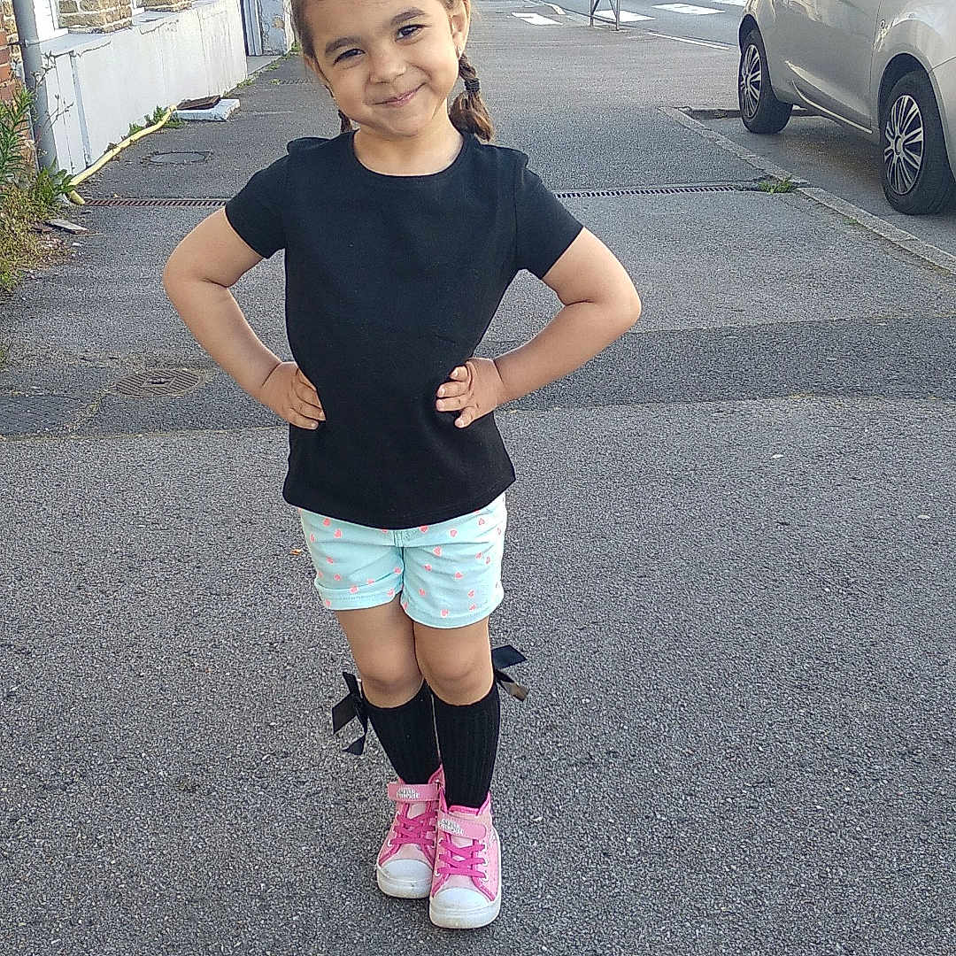 Nicole a rejoint le concours — aidez-le/la à gagner de superbes lots ! car, child, city, clothing, face, female, footwear, girl, head, person, photography, portrait, road, shoe, shorts, street, t_shirt, transportation, urban, vehicle