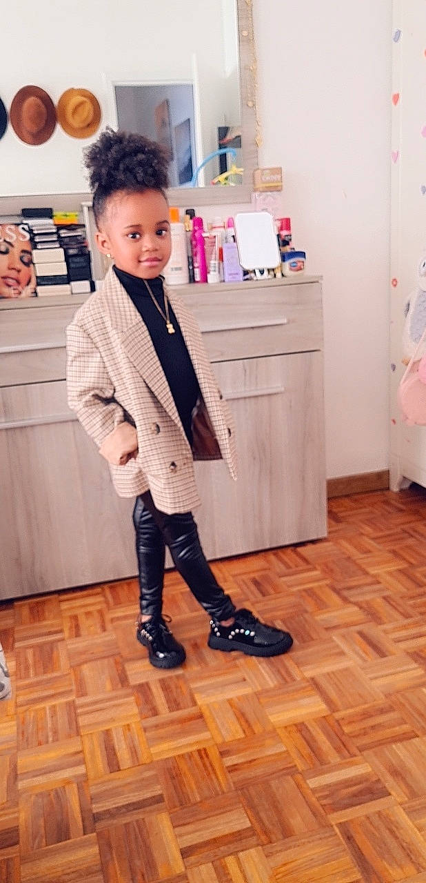 Soraya participe au concours pour gagner de l'argent avec cette photo : black, blazer, cabinetry, child, collar, denim, dress_shirt, fashion_design, floor, flooring, formal_wear, knee, person, room, shoe, sleeve, standing, street_fashion, thigh, waist
