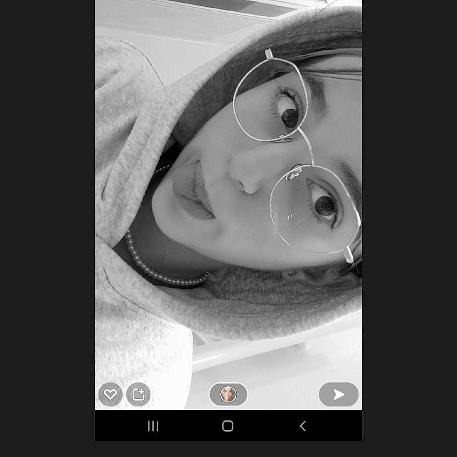 Lidye participe au concours pour gagner de l'argent avec cette photo : art, audio_equipment, automotive_design, black, communication_device, display_device, eyebrow, font, gadget, mobile_device, monochrome, monochrome_photography, mouth, output_device, selfie, smartphone, smile, technology, telephony, vehicle_door