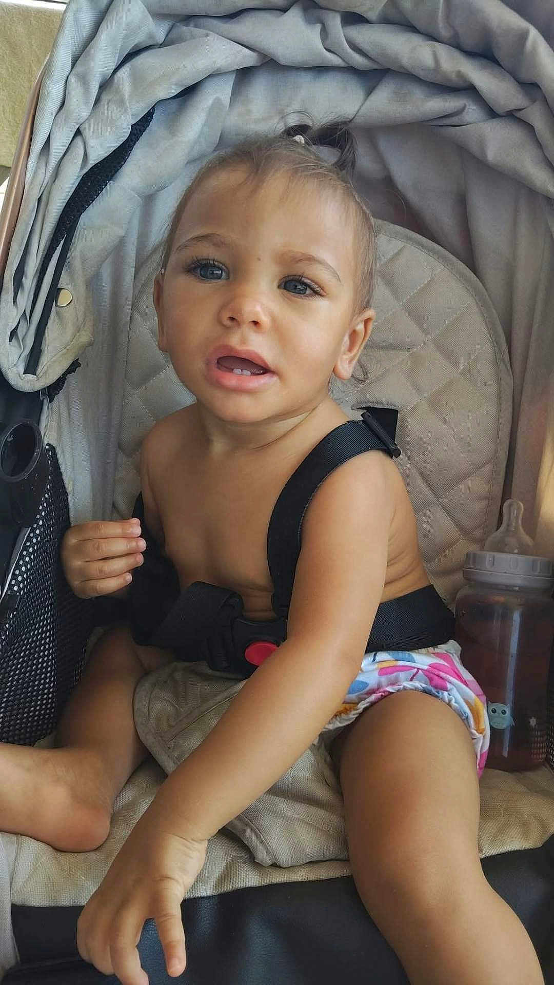 Irina a rejoint le concours — aidez-le/la à gagner de superbes lots ! toddler, child, stroller, baby_bottle, diaper, harness, curious, sitting, infant, baby, cute, skin, hand, foot, face, expression, seat, fabric, indoor, person