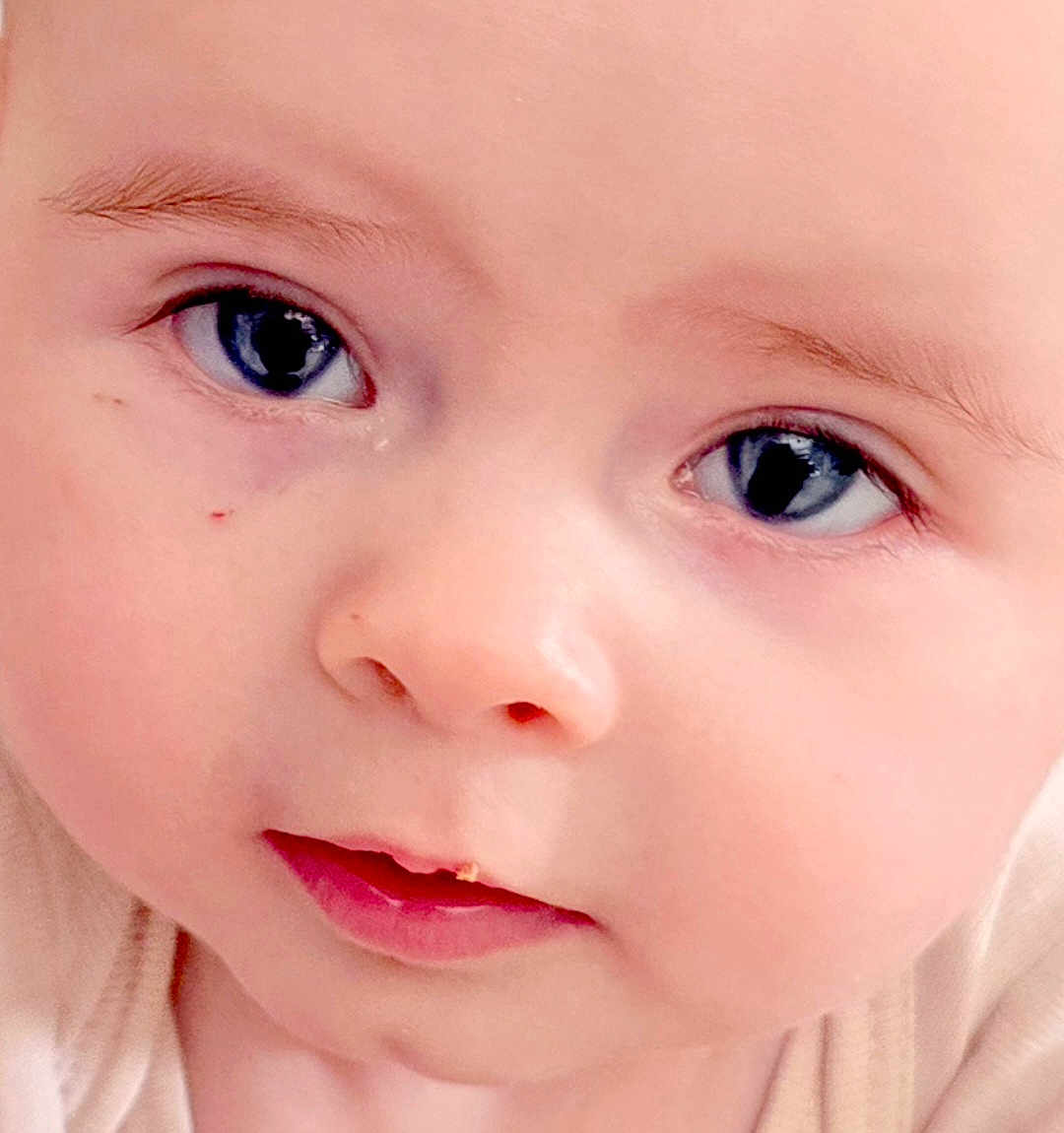 Pomeline participe au concours pour gagner de l'argent avec cette photo : baby, cheeks, child, close_up, curiosity, cute, expression, eyebrows, eyes, face, human, infant, innocence, lips, mouth, nose, portrait, skin, soft_light, young