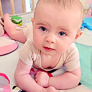 Pomeline a rejoint le concours — aidez-le/la à gagner de superbes lots ! baby, baby_boy, baby_girl, blue_eyes, child, close_up, clothing, crib, cute, early_morning_light, expression, face, hand, indoors, infant, lying_down, play_mat, portrait, skin, soft_toys