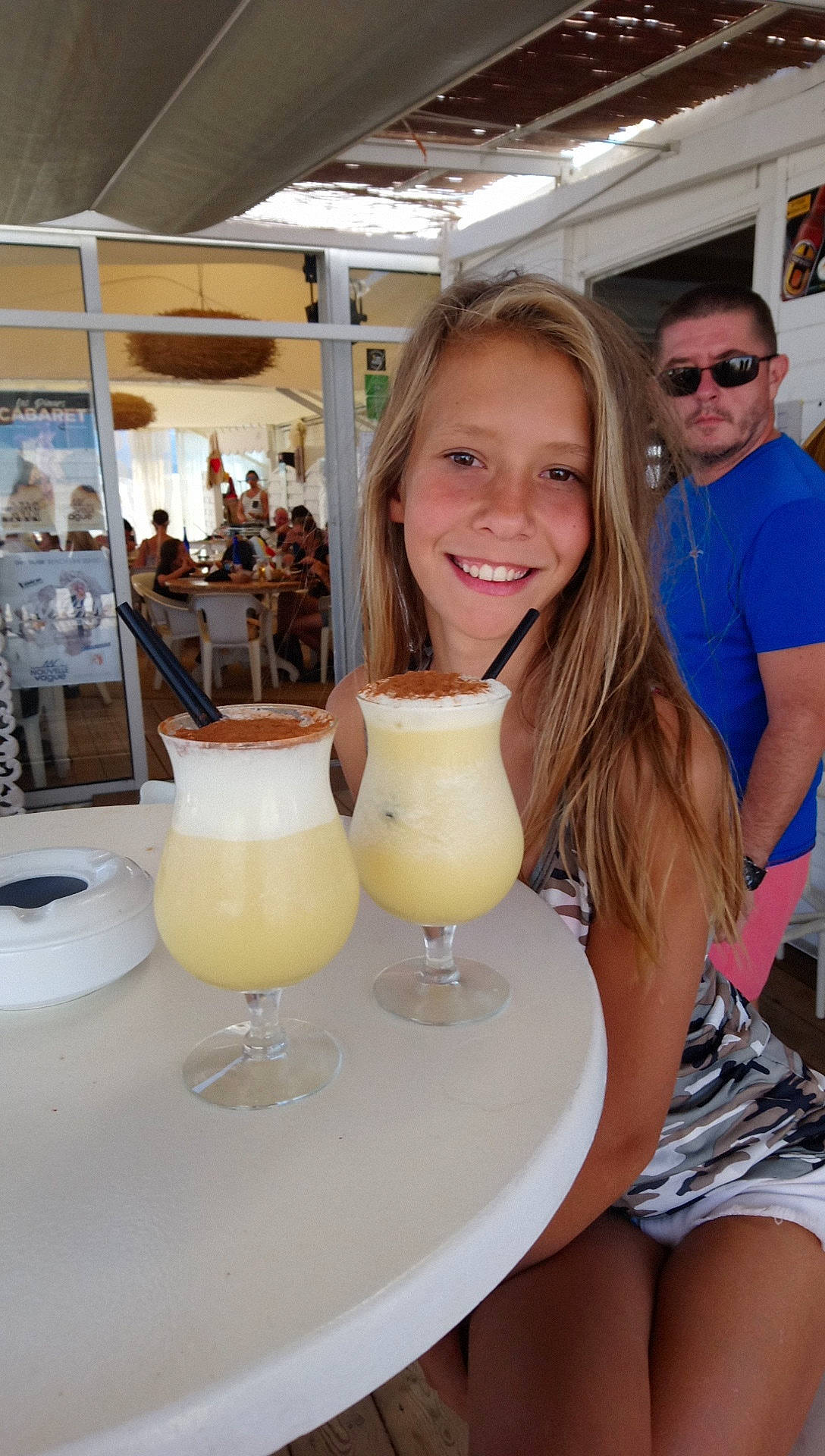 Laure a rejoint le concours — aidez-le/la à gagner de superbes lots ! blond, drink, food, fun, girl, headwear, joy, person, smile, stemware, vacation