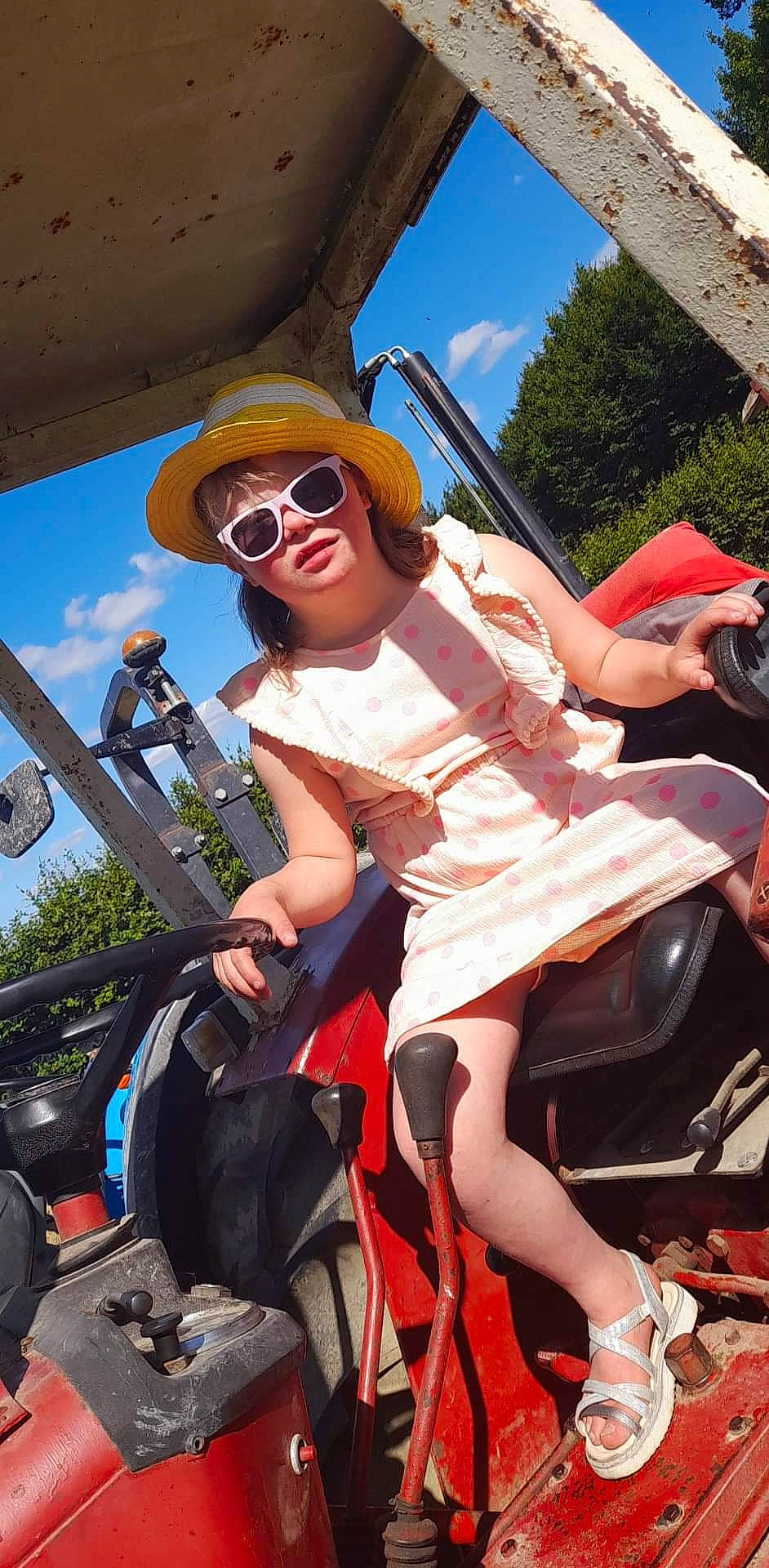 Lea participe au concours pour gagner de l'argent avec cette photo : auto_part, automotive_design, automotive_exterior, cloud, cool, eyewear, fun, goggles, leisure, mode_of_transport, motor_vehicle, muscle, person, shorts, sky, summer, sunglasses, thigh, travel, tree