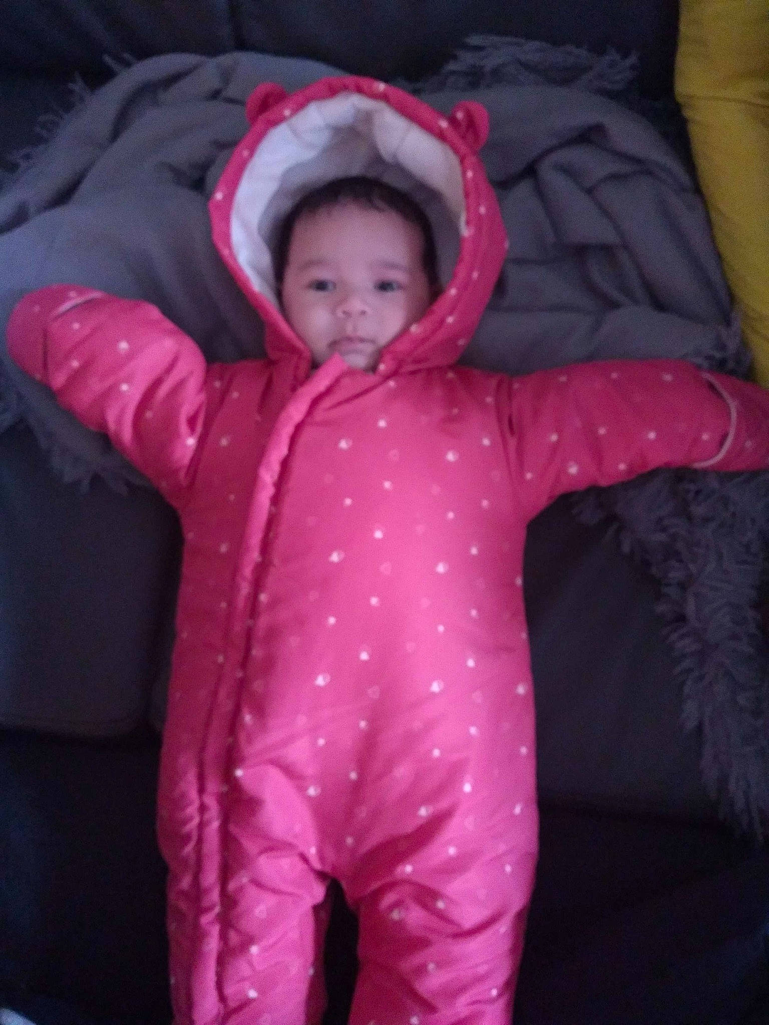 Apolline a rejoint le concours — aidez-le/la à gagner de superbes lots ! arm, baby_toddler_clothing, cheek, comfort, eye, face, gesture, hand, head, human_body, jacket, lip, mouth, nose, outerwear, person, pink, purple, skin, sleeve