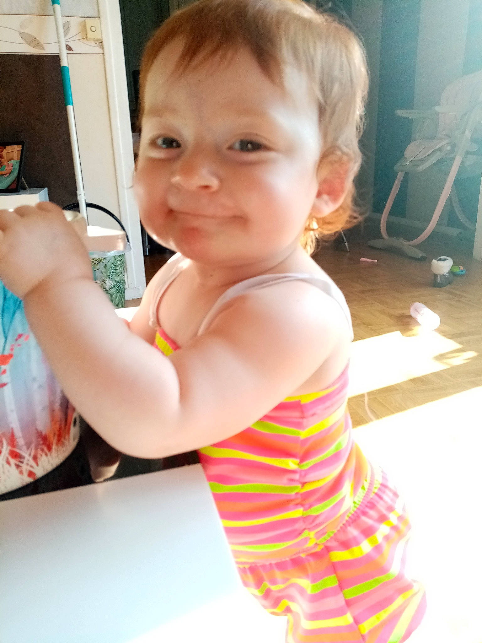 Lea a rejoint le concours — aidez-le/la à gagner de superbes lots ! arm, baby, baby_toddler_clothing, cheek, chest, eyelash, finger, fun, gesture, hand, happy, joint, joy, leisure, neck, nose, person, skin, smile, standing