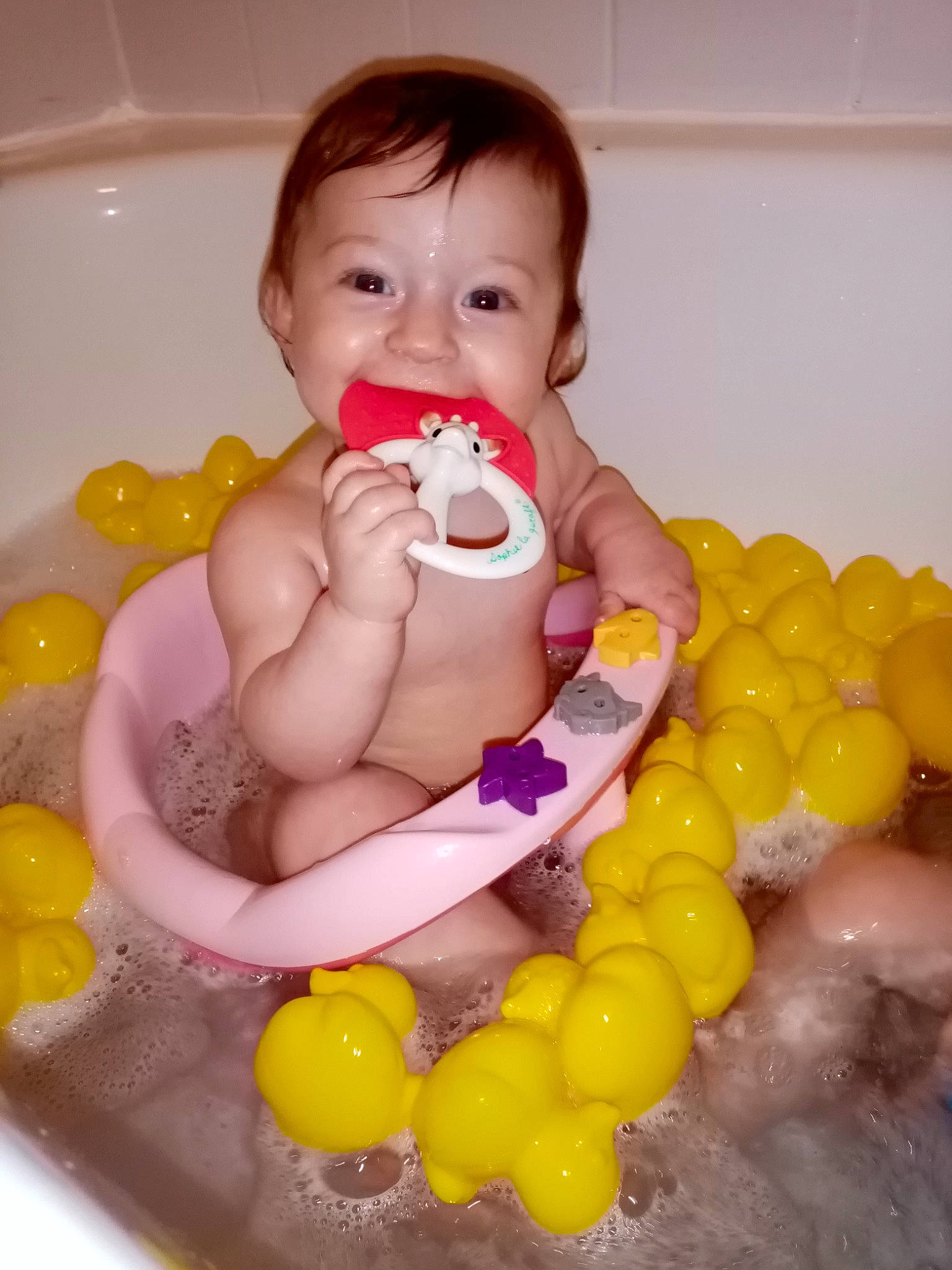 Lea a rejoint le concours — aidez-le/la à gagner de superbes lots ! arm, baby, baby_bathing, balloon, bathing, bathroom, bathtub, child, facial_expression, fluid, fun, hand, happy, head, organ, person, pink, skin, smile, toddler
