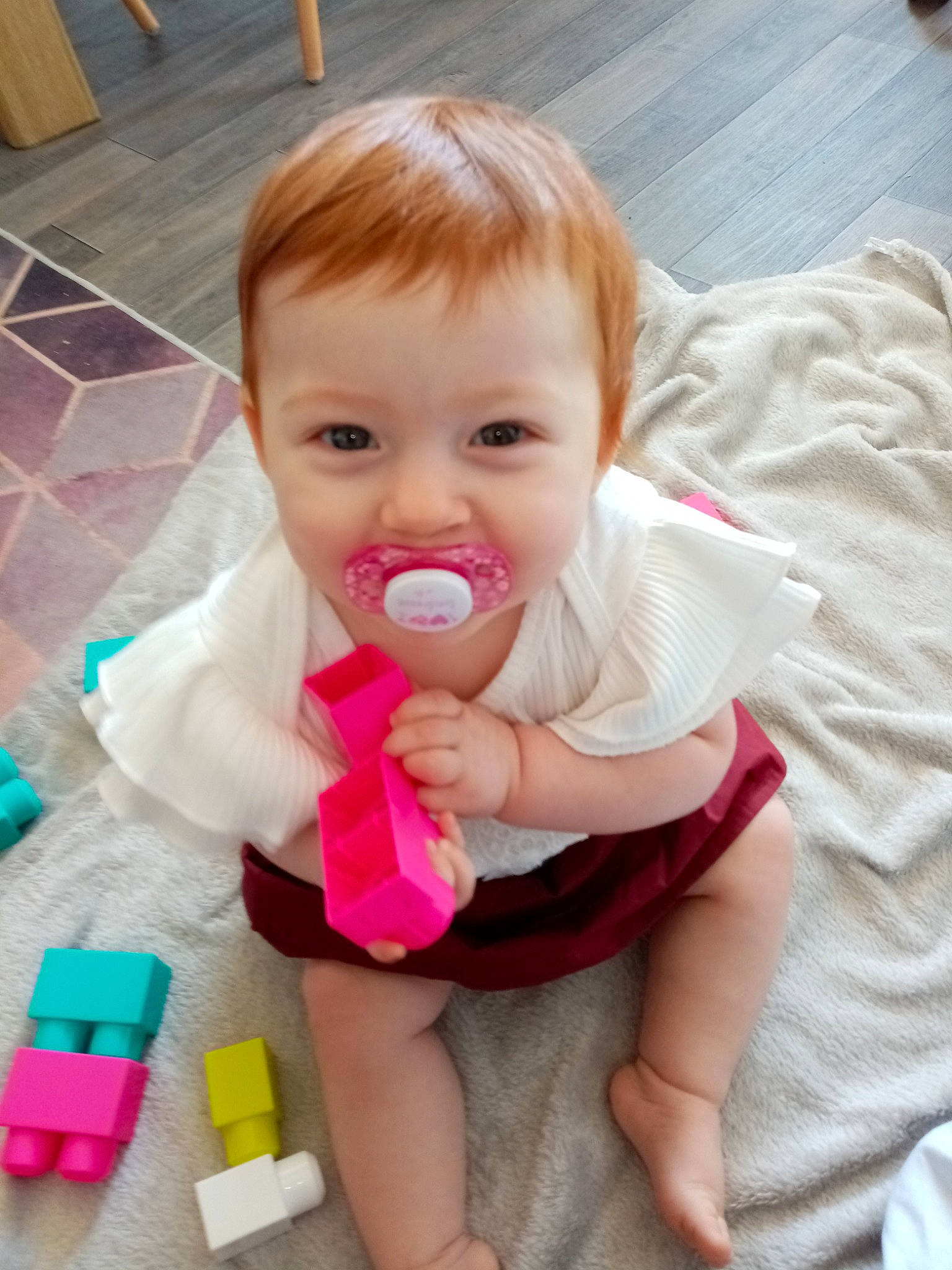 Lea a rejoint le concours — aidez-le/la à gagner de superbes lots ! baby, baby_grabbing_for_something, baby_playing_with_toys, baby_toddler_clothing, cheek, dress, finger, fun, happy, human_body, lip, mouth, nail, nose, person, pink, product, skin, smile, thumb