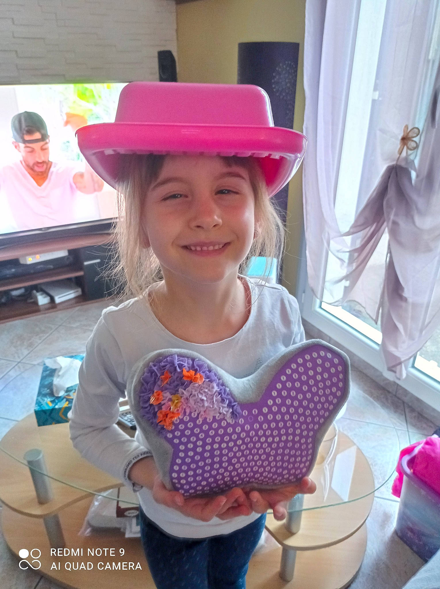 Pauline a rejoint le concours — aidez-le/la à gagner de superbes lots ! chair, child, curtain, event, face, fun, hairstyle, happy, hat, head, headgear, headwear, jeans, joy, leisure, organ, person, pink, purple, skin