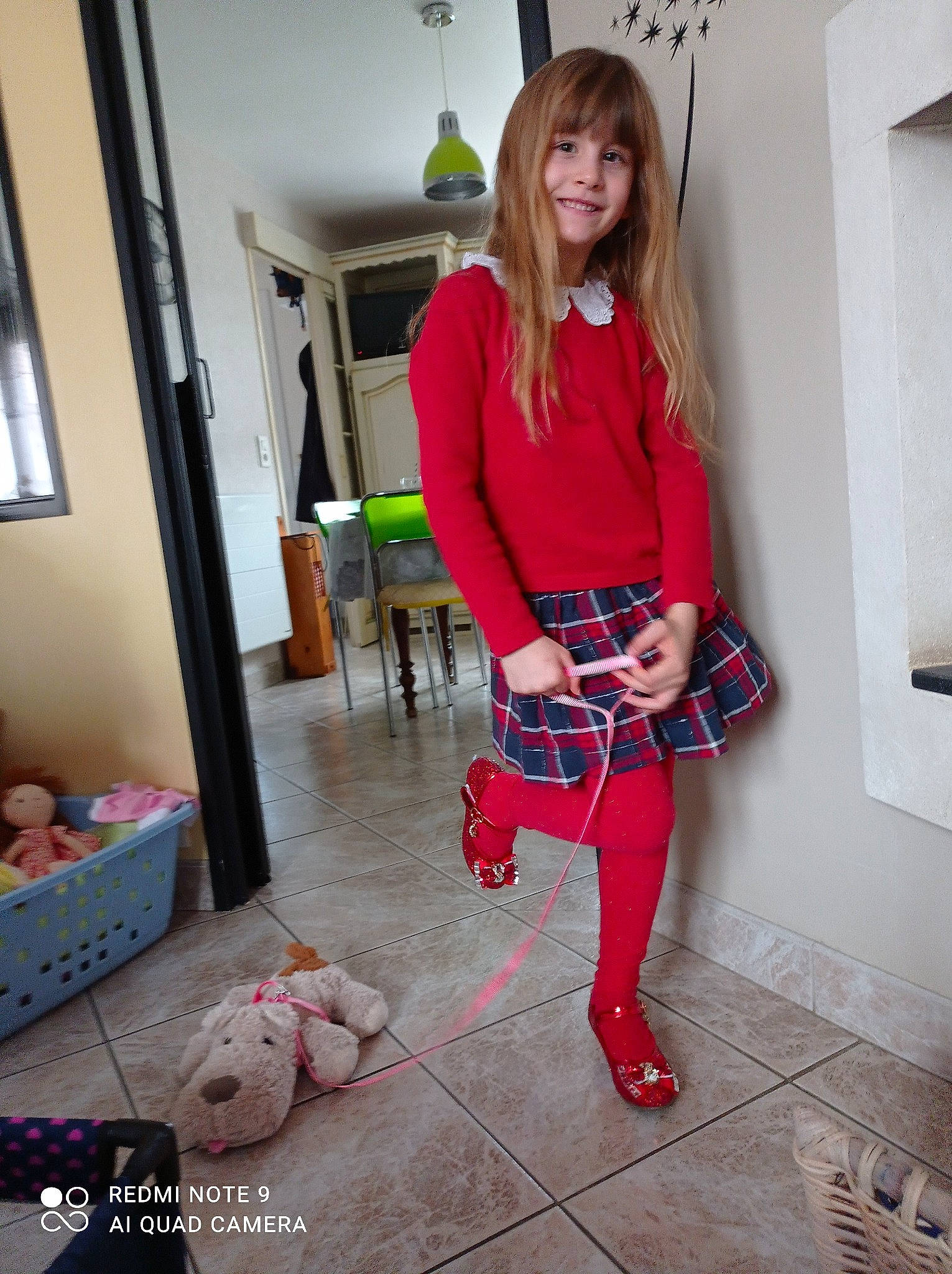 Pauline a rejoint le concours — aidez-le/la à gagner de superbes lots ! fashion_design, floor, flooring, fun, human_body, human_leg, joy, knee, leg, long_hair, magenta, person, picture_frame, pink, red_hair, shoe, shoulder, sock, sportswear, thigh