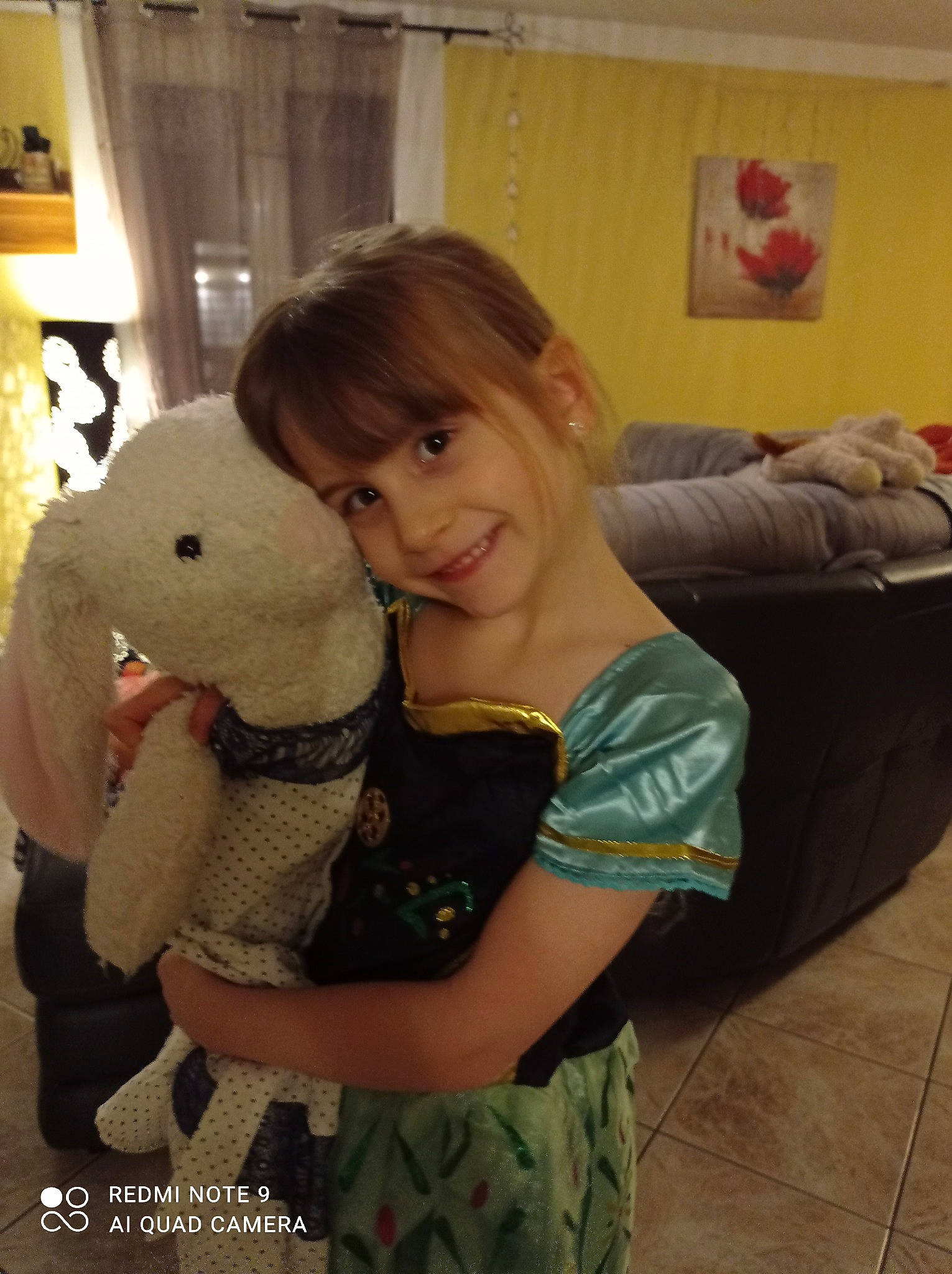 Pauline a rejoint le concours — aidez-le/la à gagner de superbes lots ! baby_toys, child, comfort, couch, doll, fawn, fun, fur, hairstyle, happy, human_leg, joy, pattern, person, plush, room, sitting, skin, smile, t_shirt