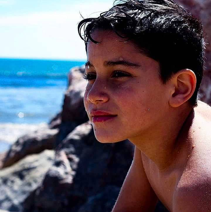 Iloan a rejoint le concours — aidez-le/la à gagner de superbes lots ! barechested, beach, black_hair, chest, chin, eye, eyebrow, eyewear, flash_photography, fun, happy, jaw, leisure, lip, neck, people_in_nature, person, sky, smile, travel